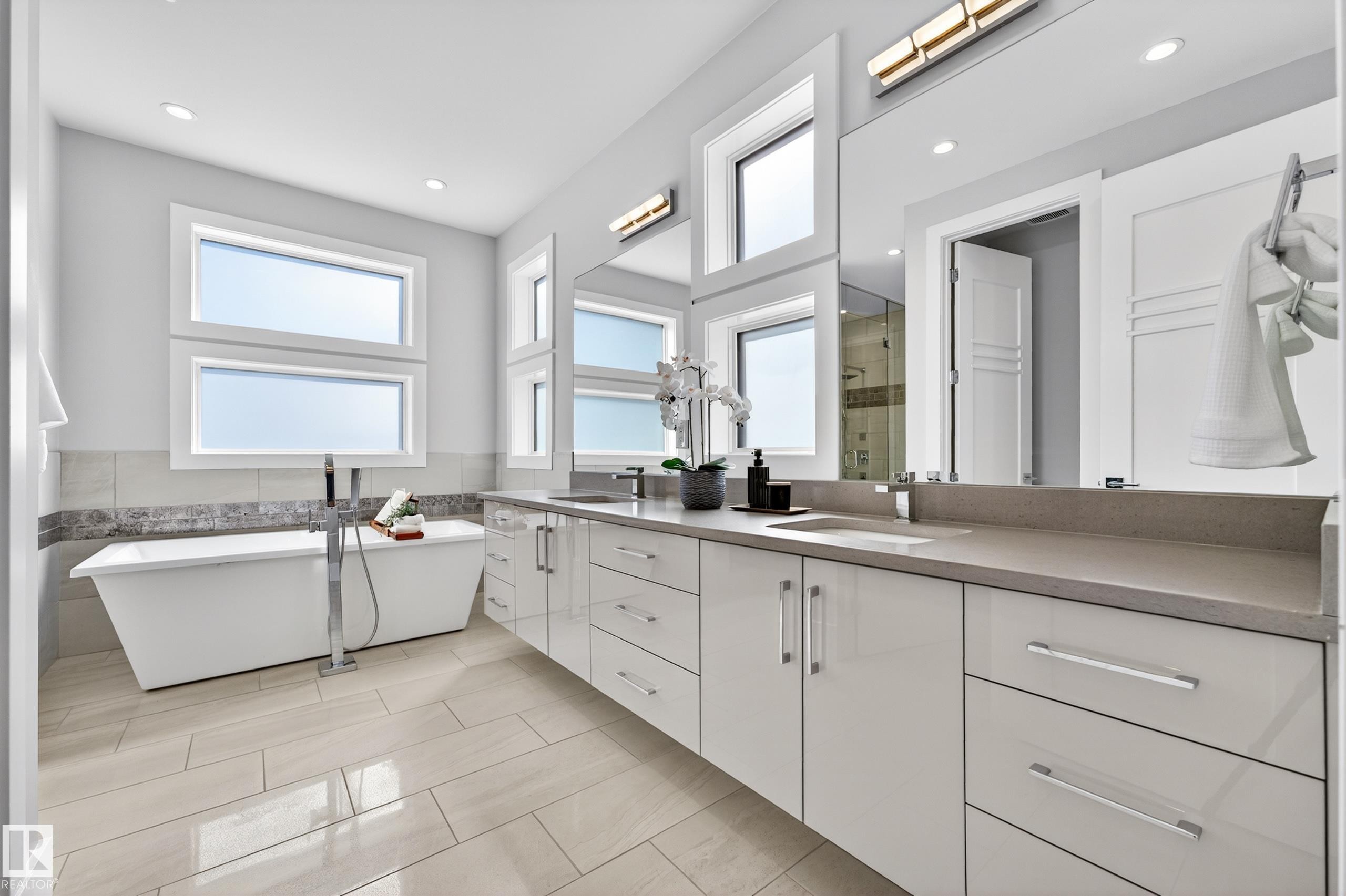14132 97 Avenue, Edmonton, AB - Indoor Photo Showing Bathroom