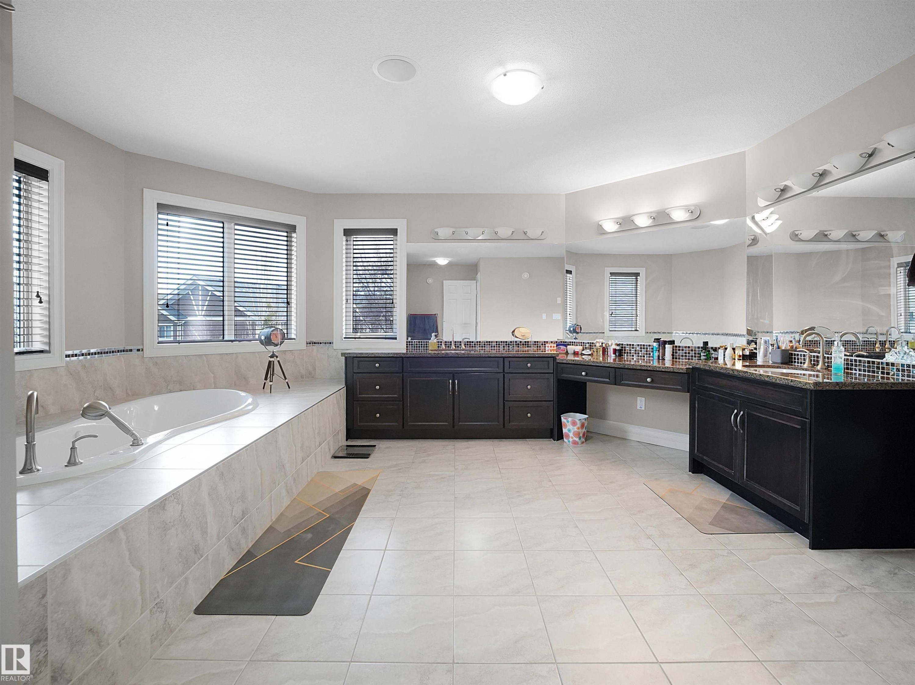 2422 Warry Place Sw, Edmonton, AB - Indoor Photo Showing Bathroom