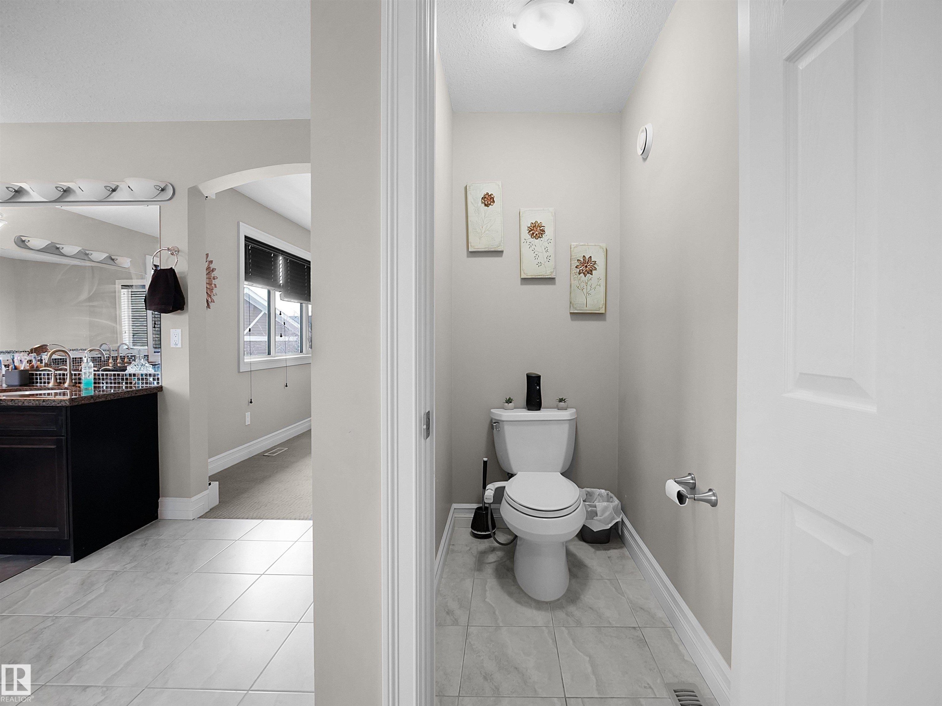 2422 Warry Place Sw, Edmonton, AB - Indoor Photo Showing Bathroom