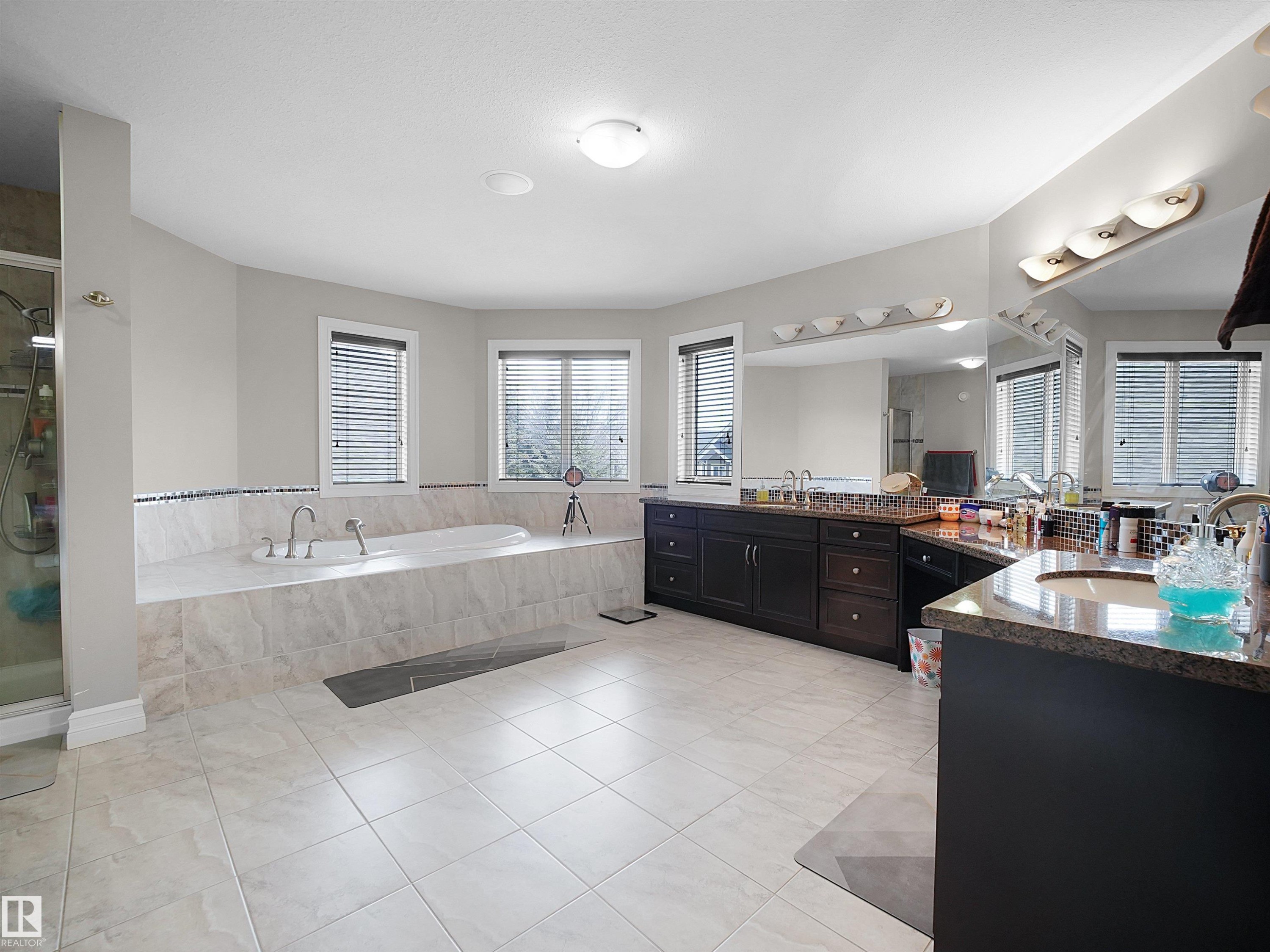 2422 Warry Place Sw, Edmonton, AB - Indoor Photo Showing Bathroom