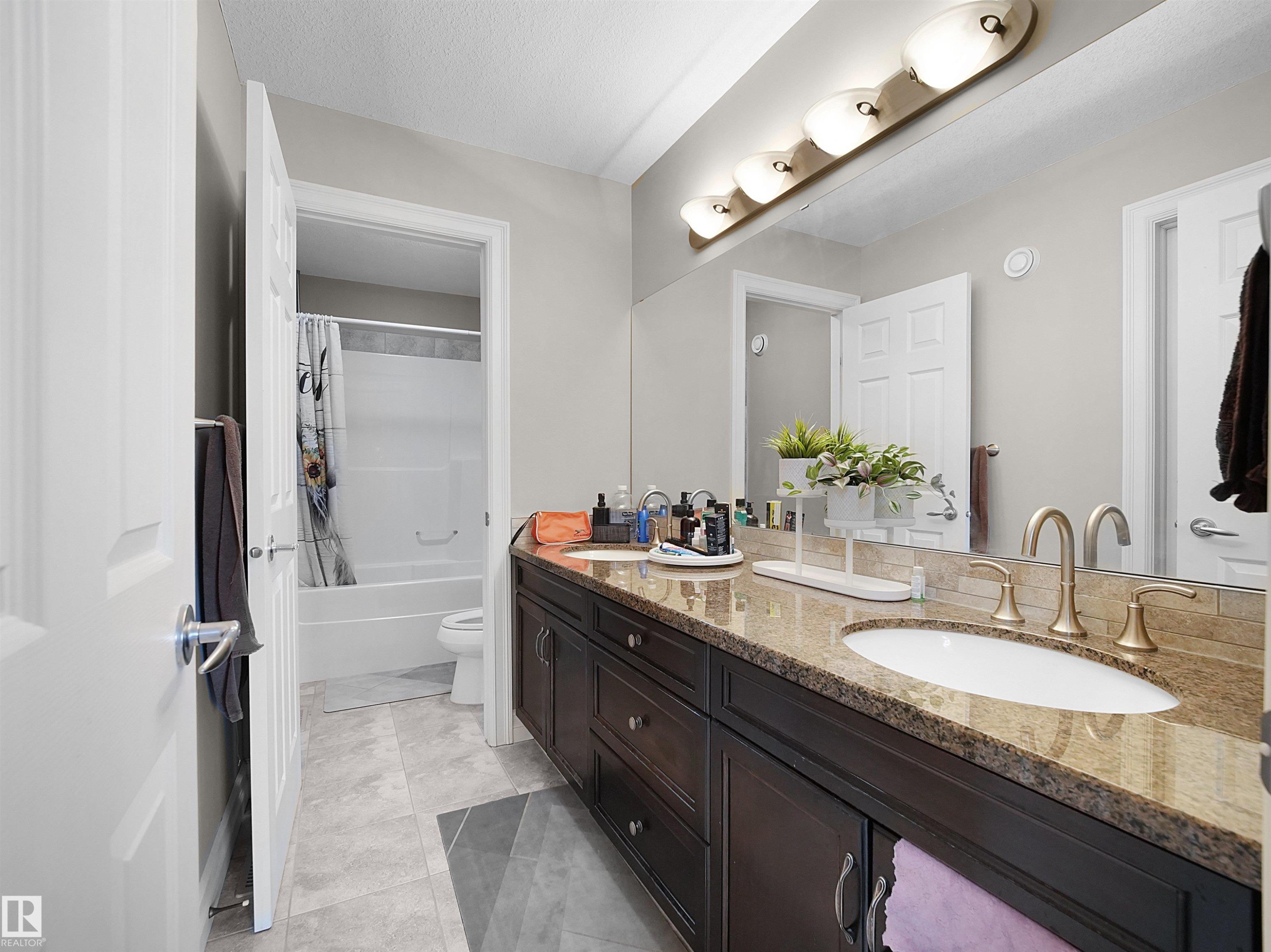 2422 Warry Place Sw, Edmonton, AB - Indoor Photo Showing Bathroom