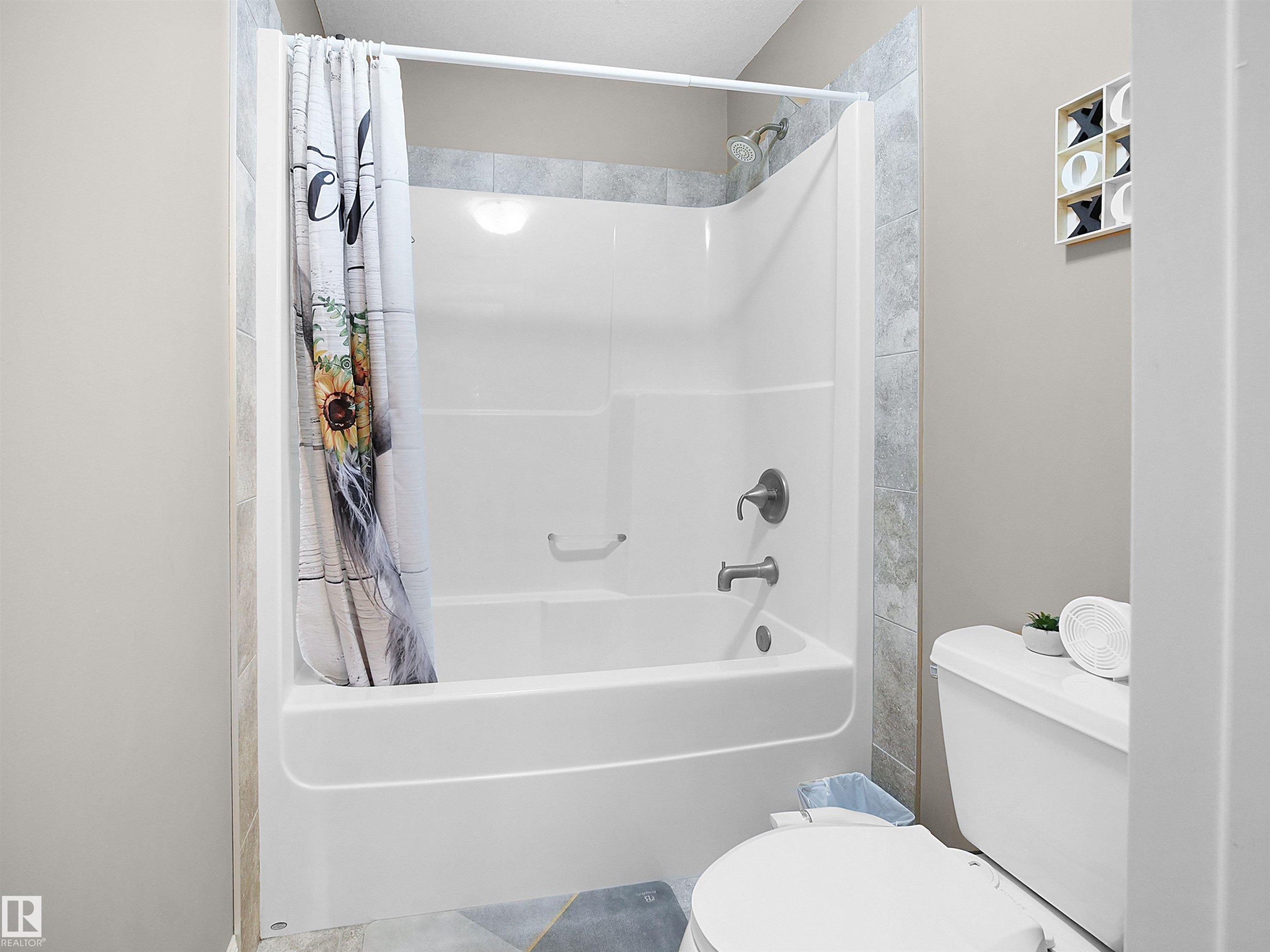 2422 Warry Place Sw, Edmonton, AB - Indoor Photo Showing Bathroom