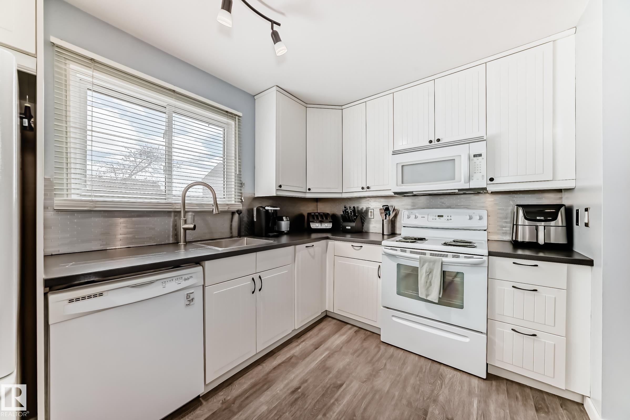 8113 27 Avenue, Edmonton, AB - Indoor Photo Showing Kitchen