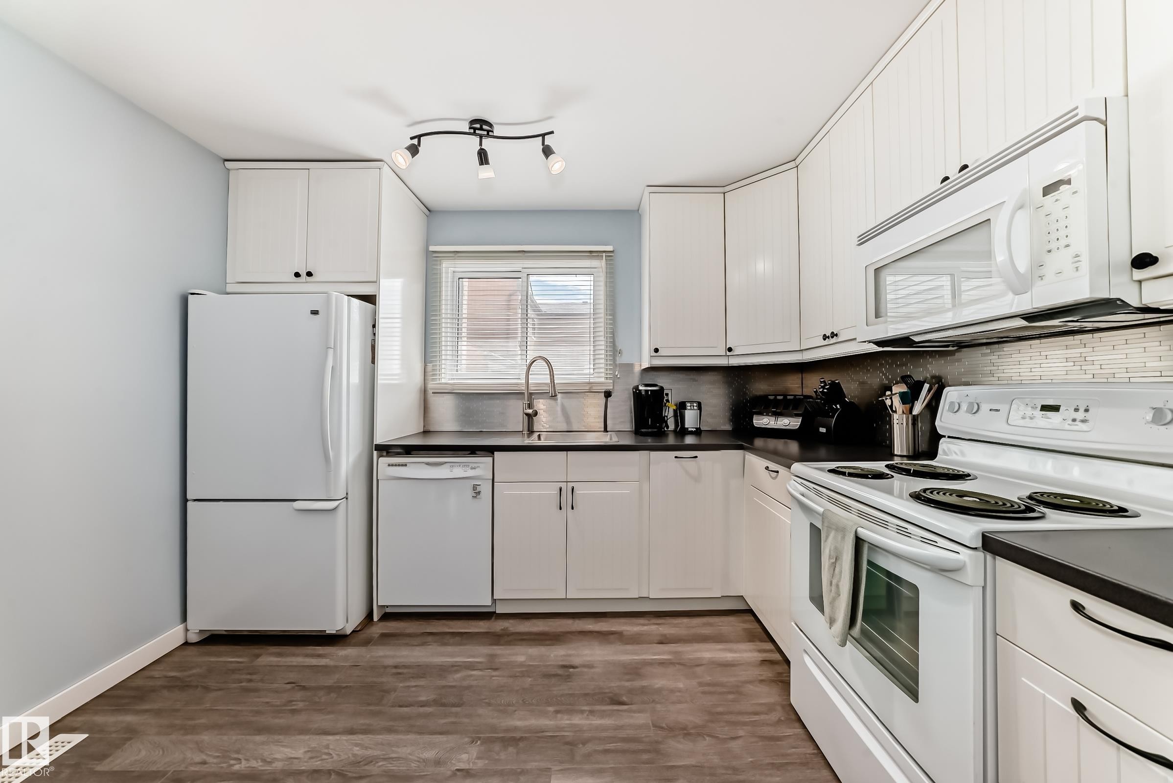 8113 27 Avenue, Edmonton, AB - Indoor Photo Showing Kitchen