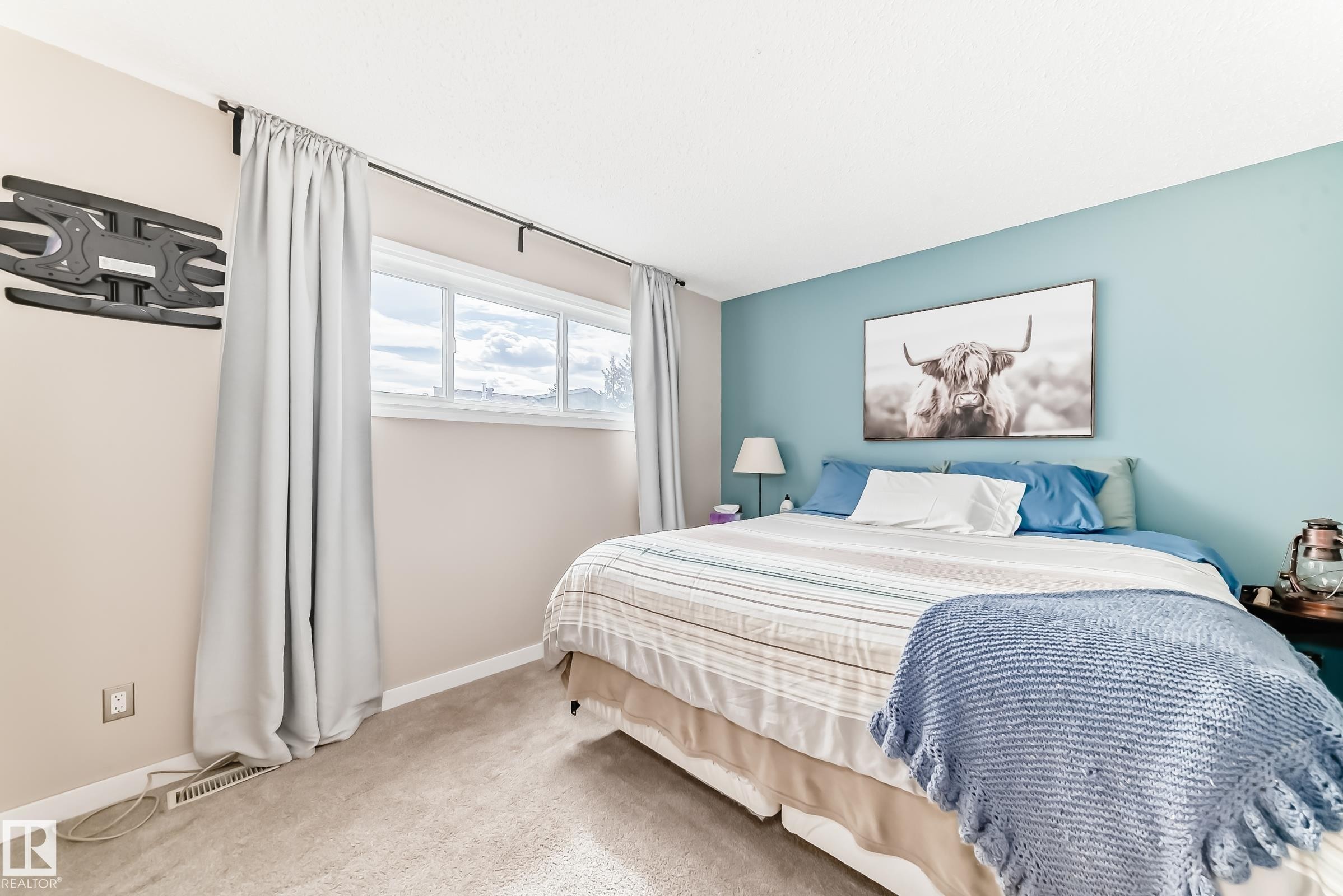 8113 27 Avenue, Edmonton, AB - Indoor Photo Showing Bedroom