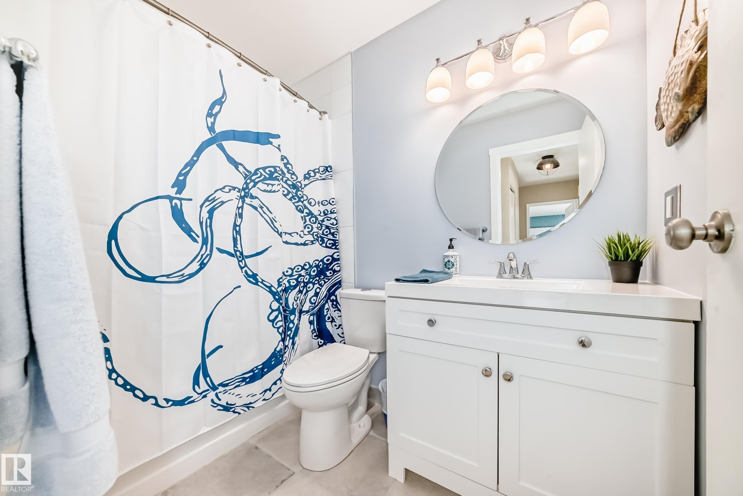 8113 27 Avenue, Edmonton, AB - Indoor Photo Showing Bathroom