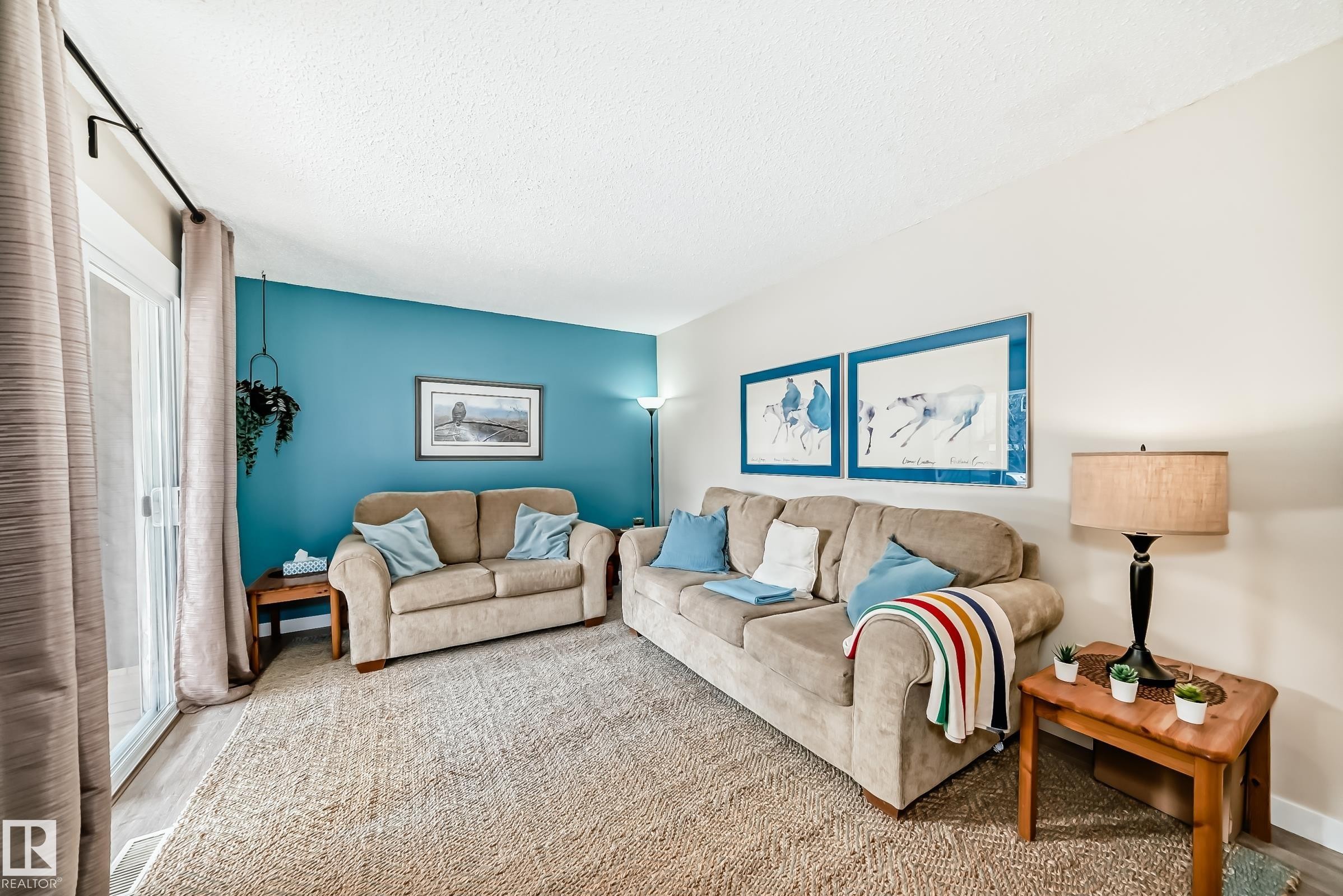 8113 27 Avenue, Edmonton, AB - Indoor Photo Showing Living Room