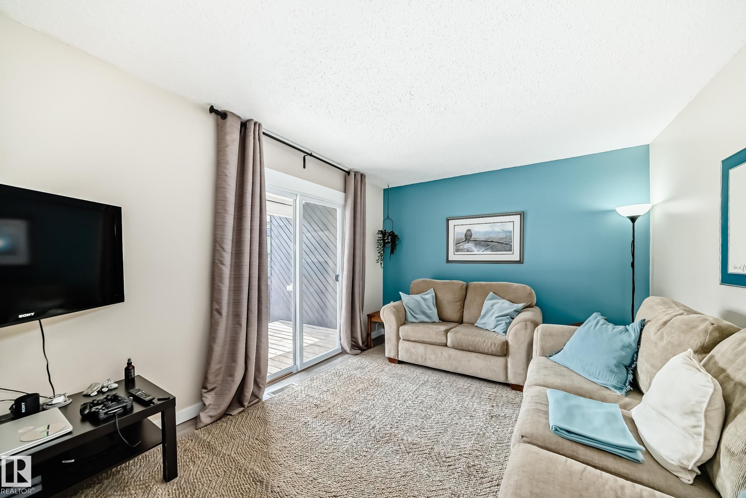 8113 27 Avenue, Edmonton, AB - Indoor Photo Showing Living Room