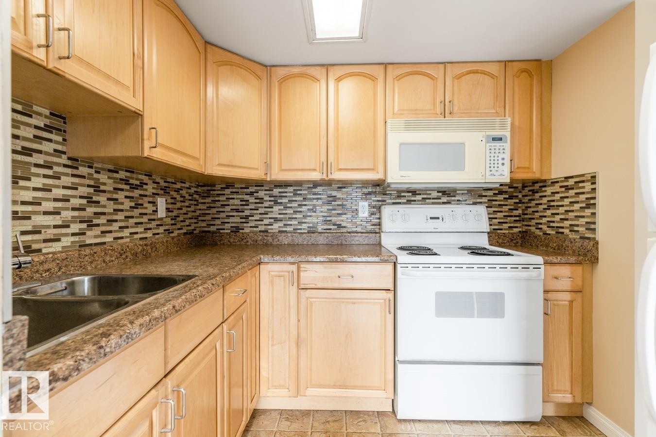 626 Willow Court, Edmonton, AB - Indoor Photo Showing Kitchen With Double Sink