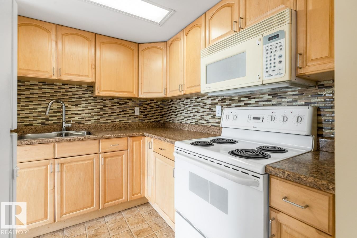 626 Willow Court, Edmonton, AB - Indoor Photo Showing Kitchen With Double Sink