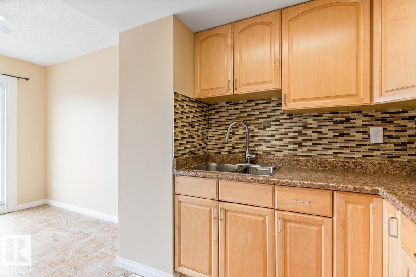 626 Willow Court, Edmonton, AB - Indoor Photo Showing Kitchen With Double Sink