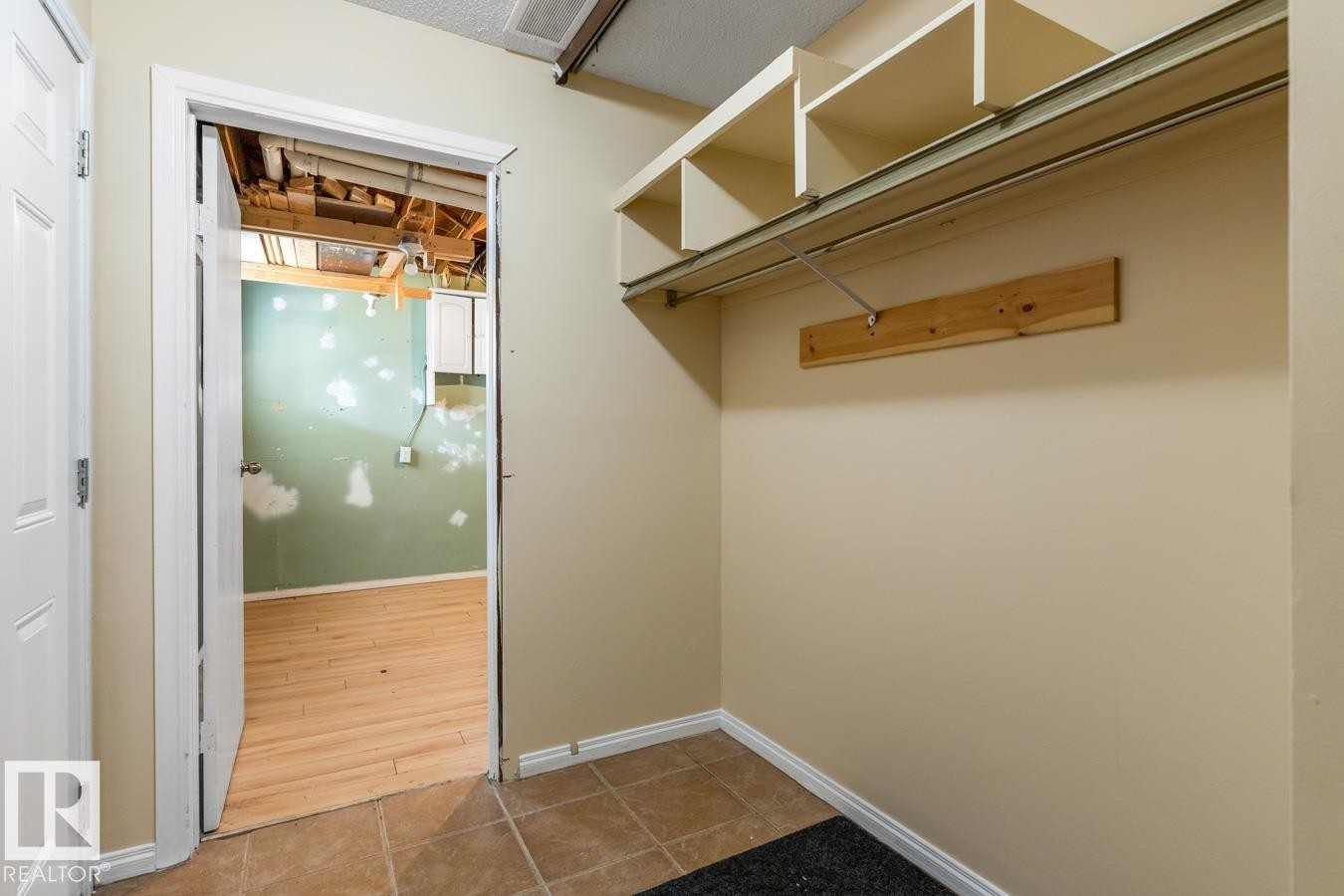 626 Willow Court, Edmonton, AB - Indoor Photo Showing Other Room