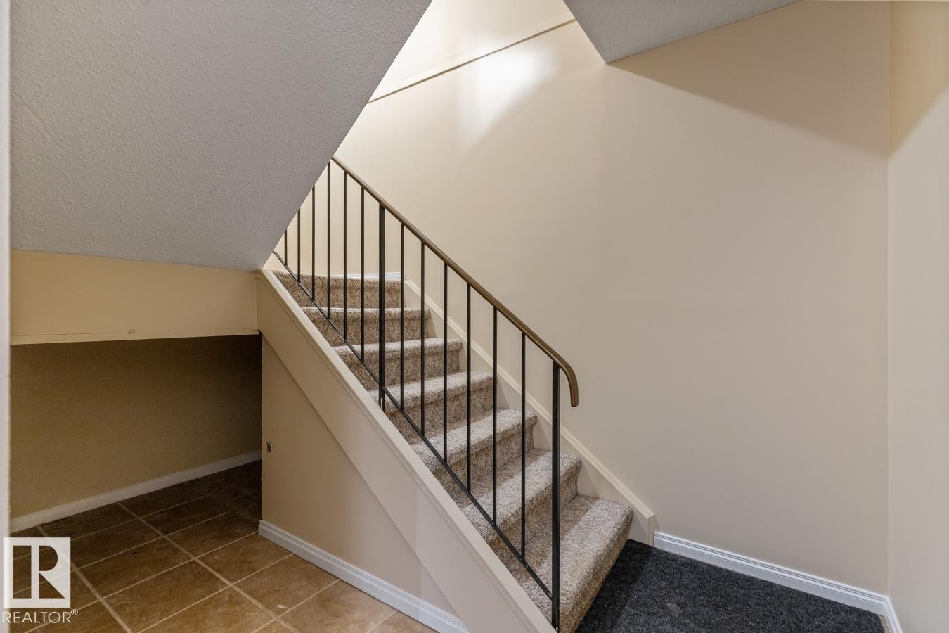 626 Willow Court, Edmonton, AB - Indoor Photo Showing Other Room