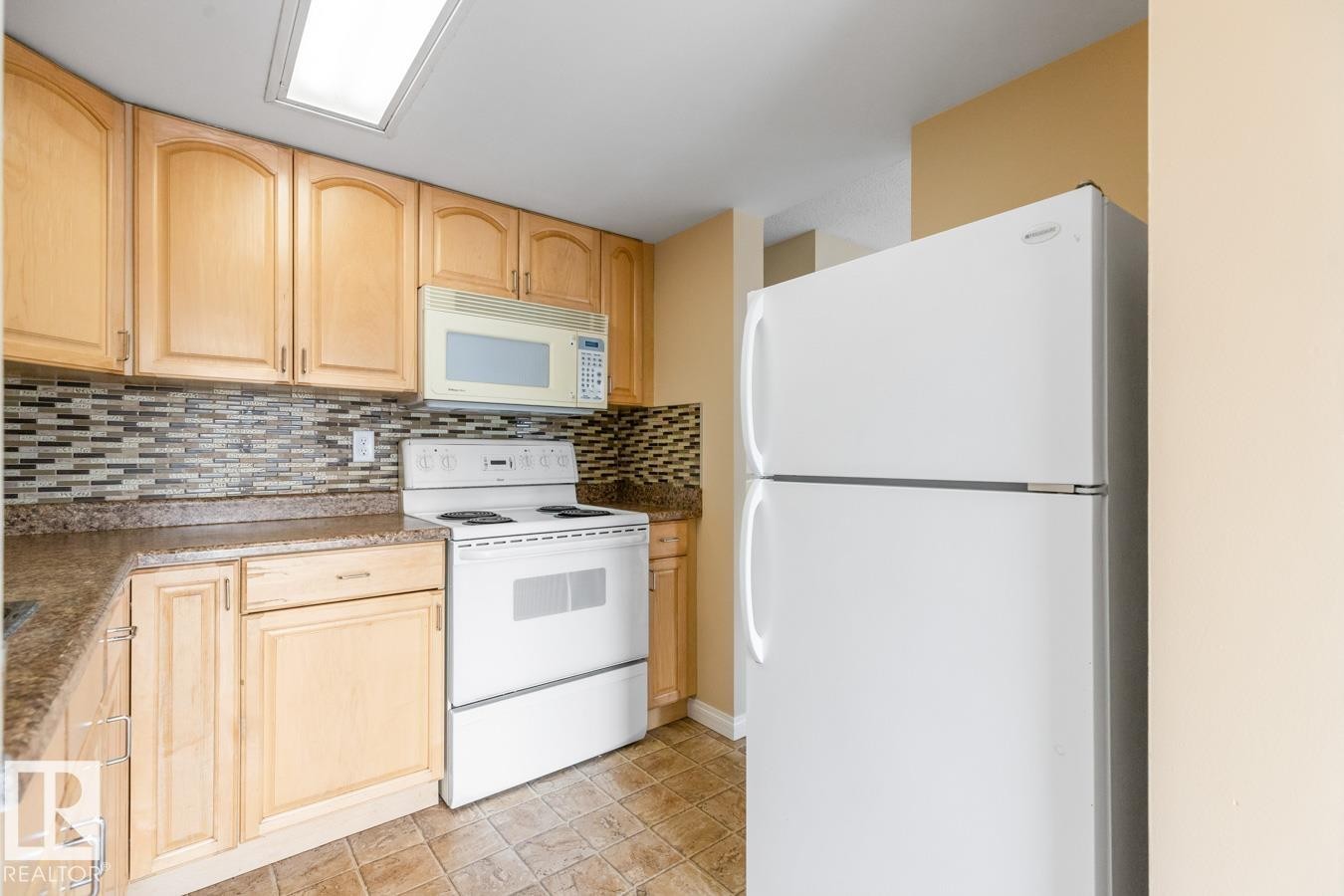 626 Willow Court, Edmonton, AB - Indoor Photo Showing Kitchen