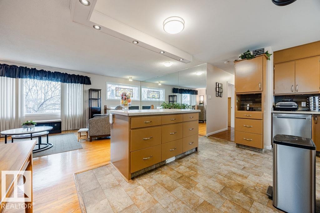 16807 80 Avenue, Edmonton, AB - Indoor Photo Showing Kitchen