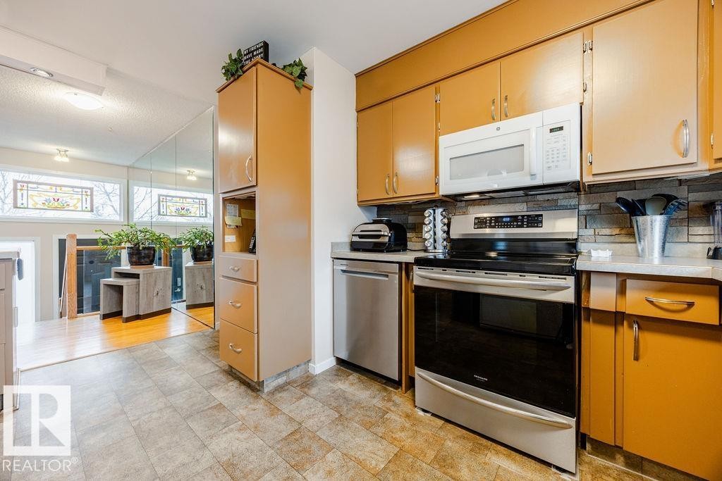 16807 80 Avenue, Edmonton, AB - Indoor Photo Showing Kitchen