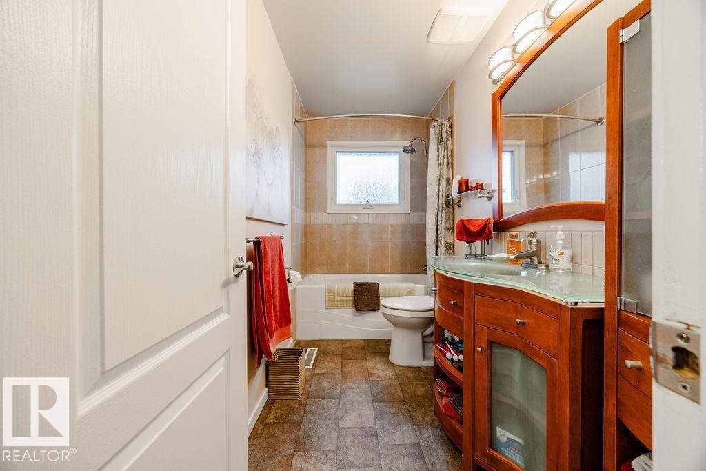16807 80 Avenue, Edmonton, AB - Indoor Photo Showing Bathroom