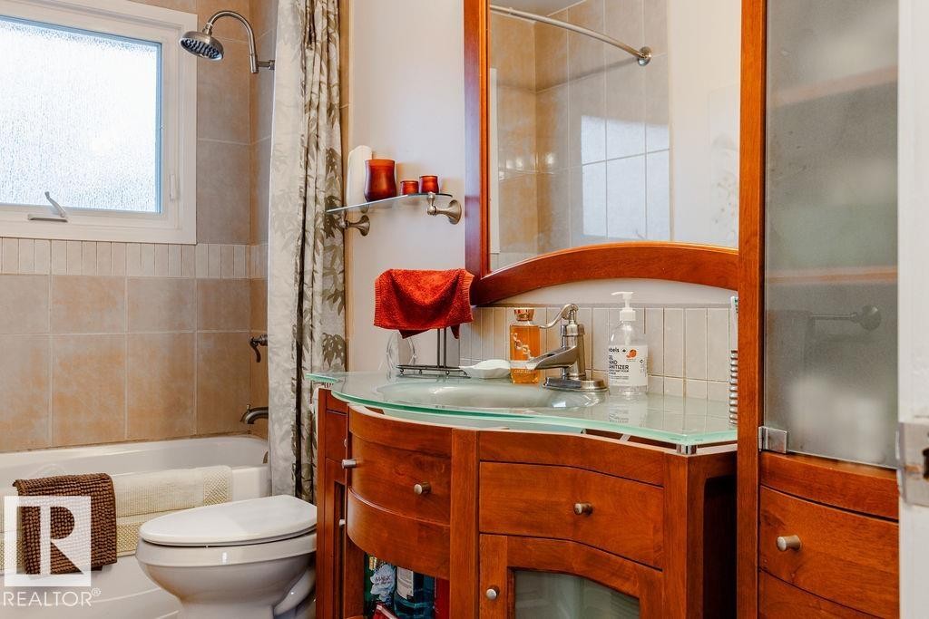 16807 80 Avenue, Edmonton, AB - Indoor Photo Showing Bathroom
