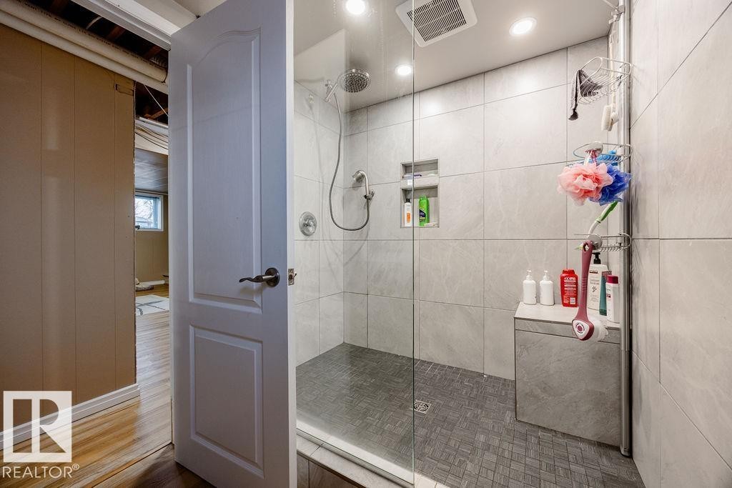 16807 80 Avenue, Edmonton, AB - Indoor Photo Showing Bathroom