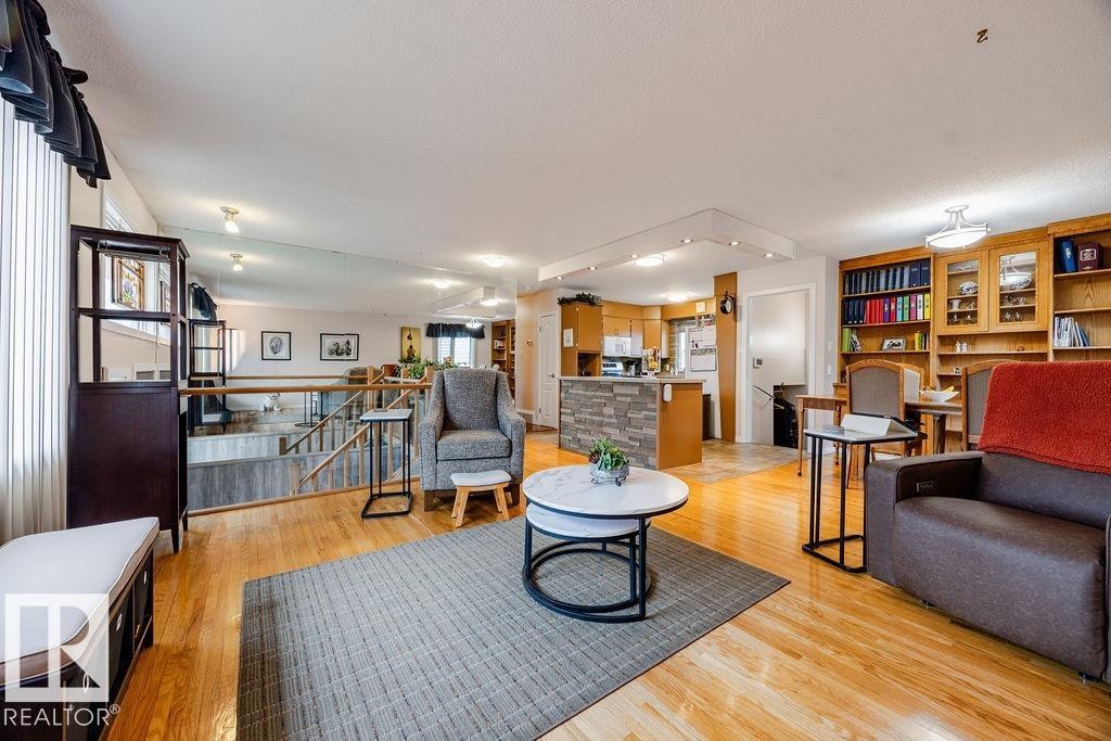 16807 80 Avenue, Edmonton, AB - Indoor Photo Showing Living Room