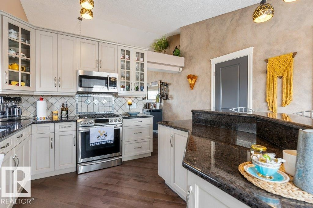 17 Donald Place, St. Albert, AB - Indoor Photo Showing Kitchen With Upgraded Kitchen