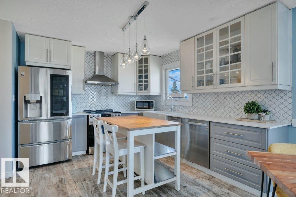 4002 42B Avenue, Leduc, AB - Indoor Photo Showing Kitchen With Upgraded Kitchen