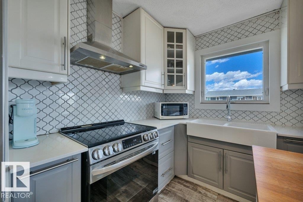 4002 42B Avenue, Leduc, AB - Indoor Photo Showing Kitchen With Upgraded Kitchen