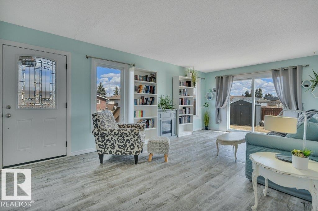 4002 42B Avenue, Leduc, AB - Indoor Photo Showing Living Room