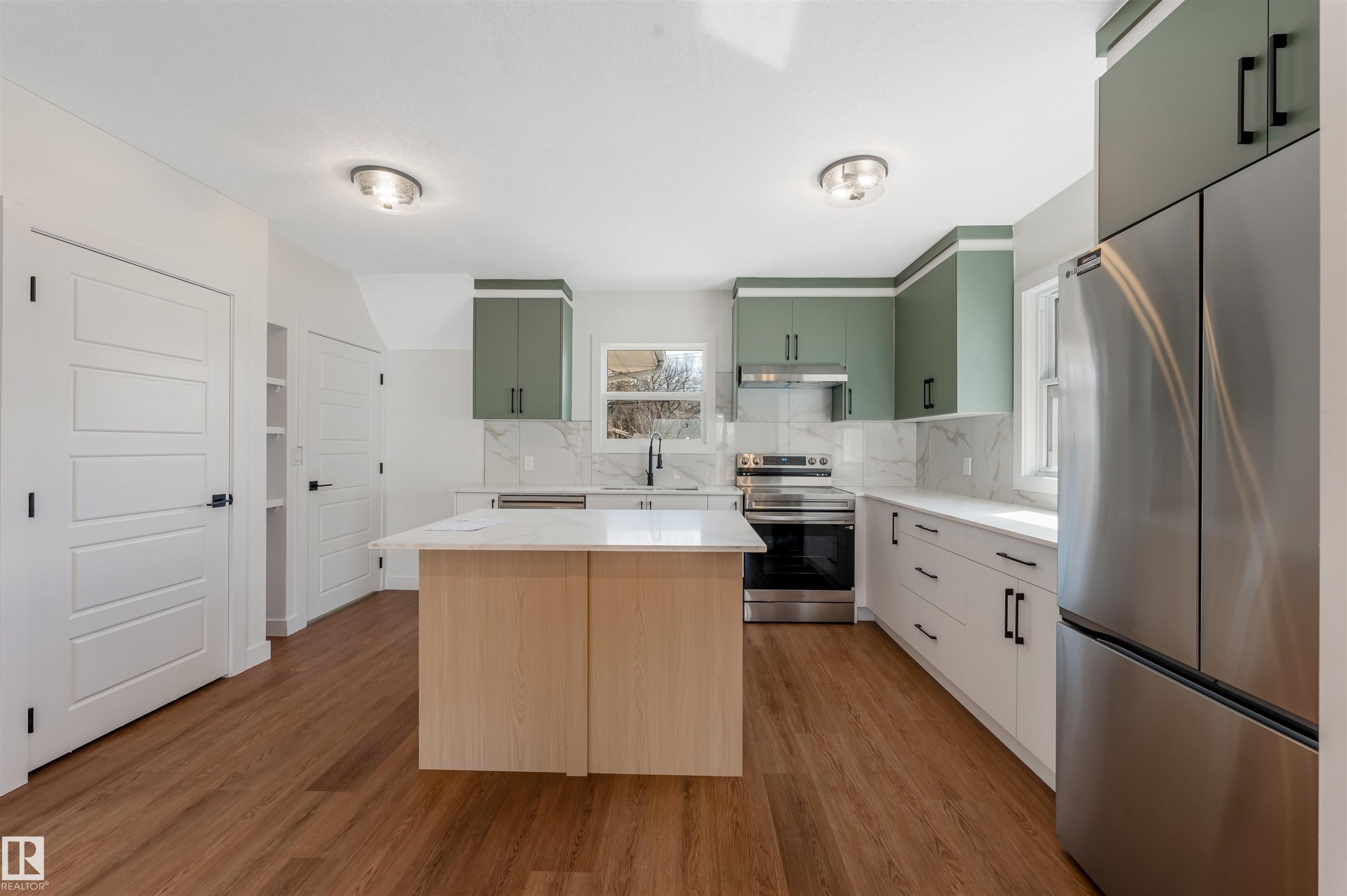 12033 54 Street, Edmonton, AB - Indoor Photo Showing Kitchen