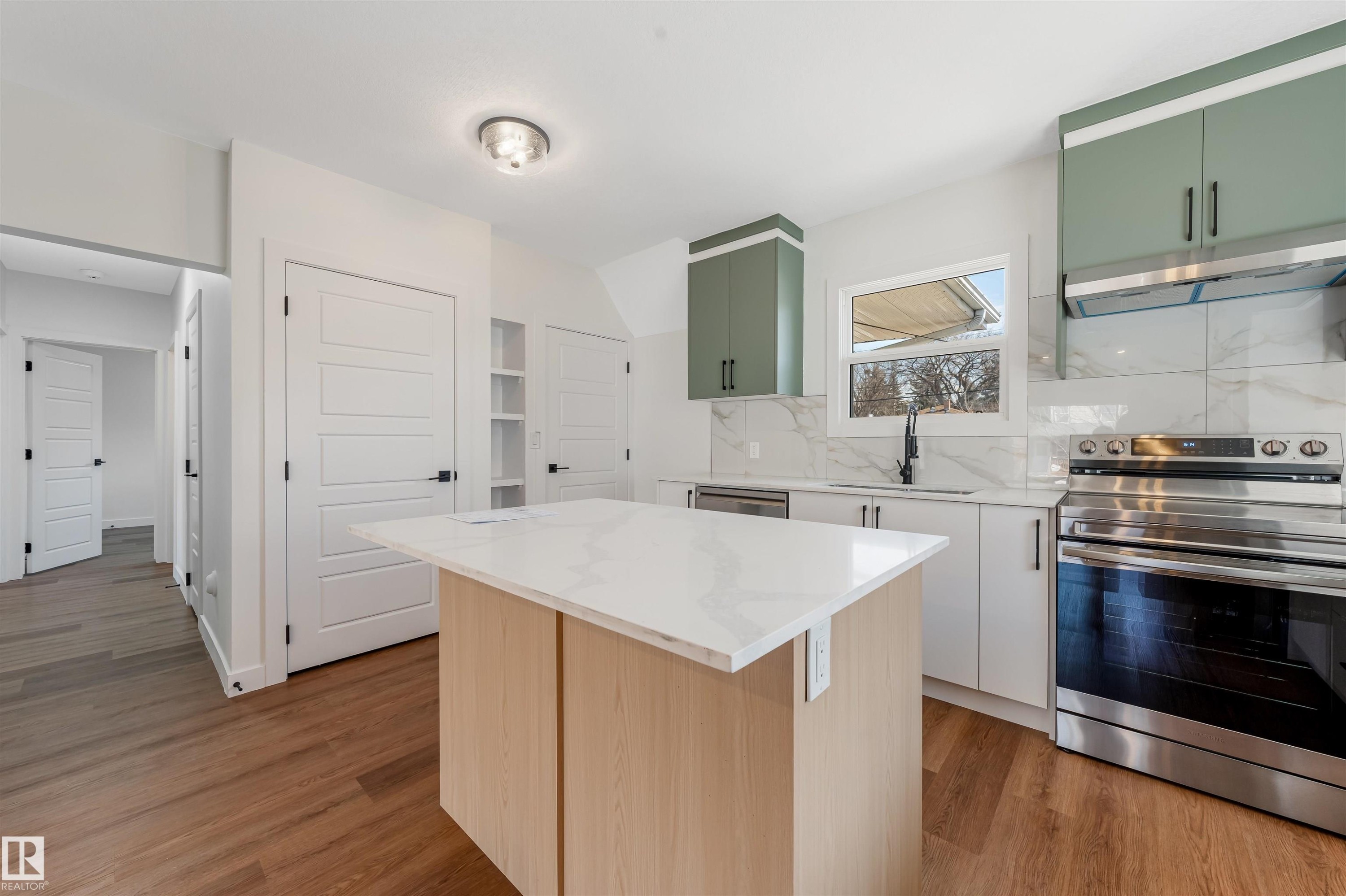 12033 54 Street, Edmonton, AB - Indoor Photo Showing Kitchen