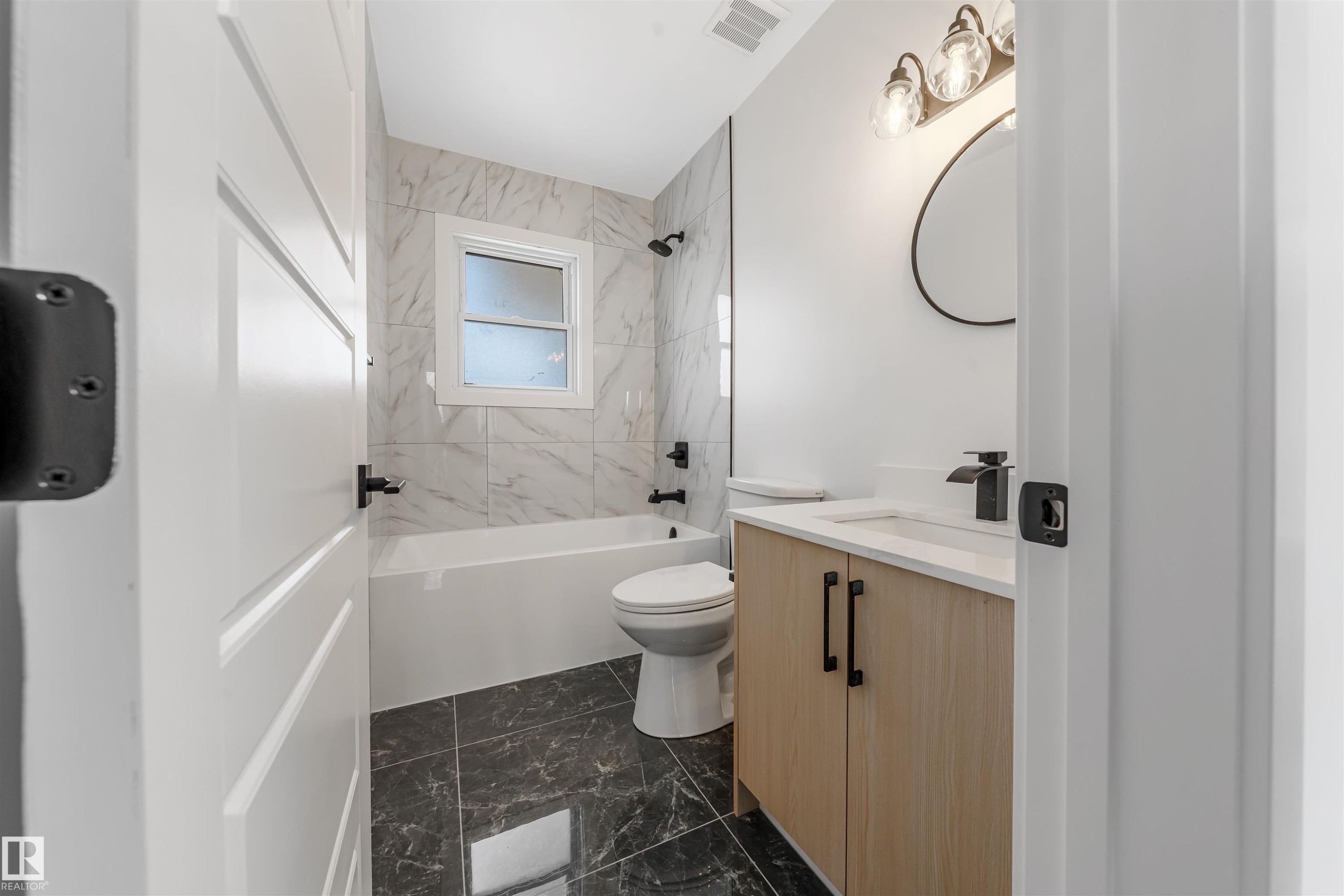 12033 54 Street, Edmonton, AB - Indoor Photo Showing Bathroom