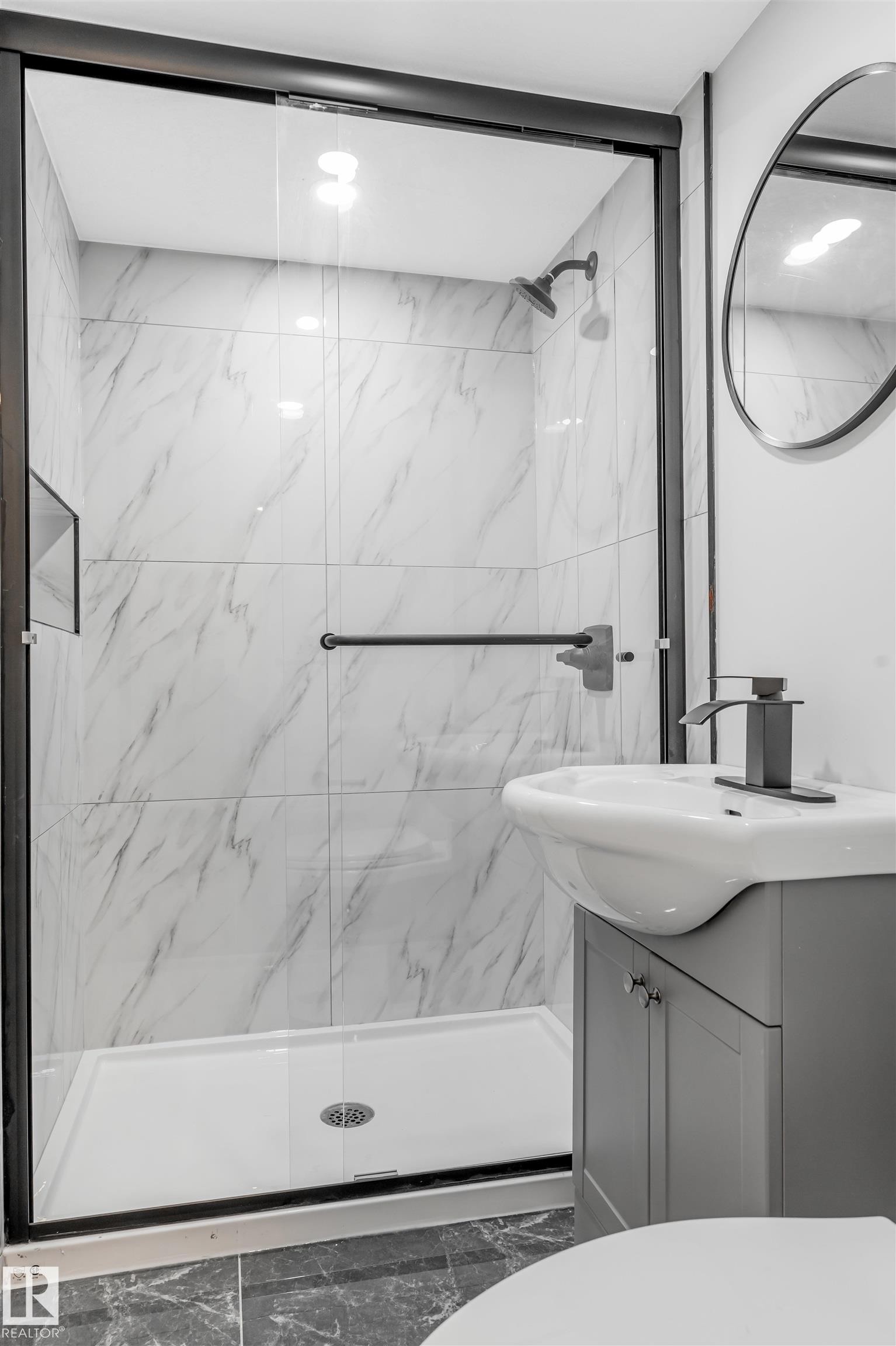 12033 54 Street, Edmonton, AB - Indoor Photo Showing Bathroom