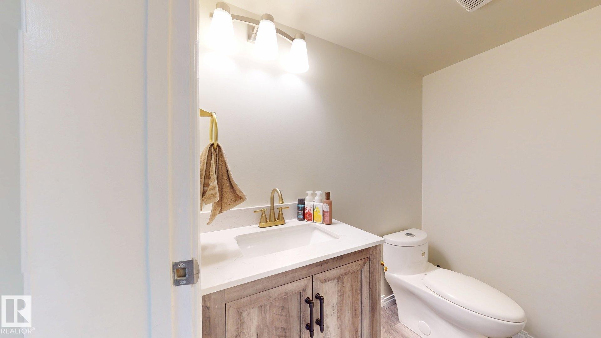 45 4403 Riverbend Road, Edmonton, AB - Indoor Photo Showing Bathroom