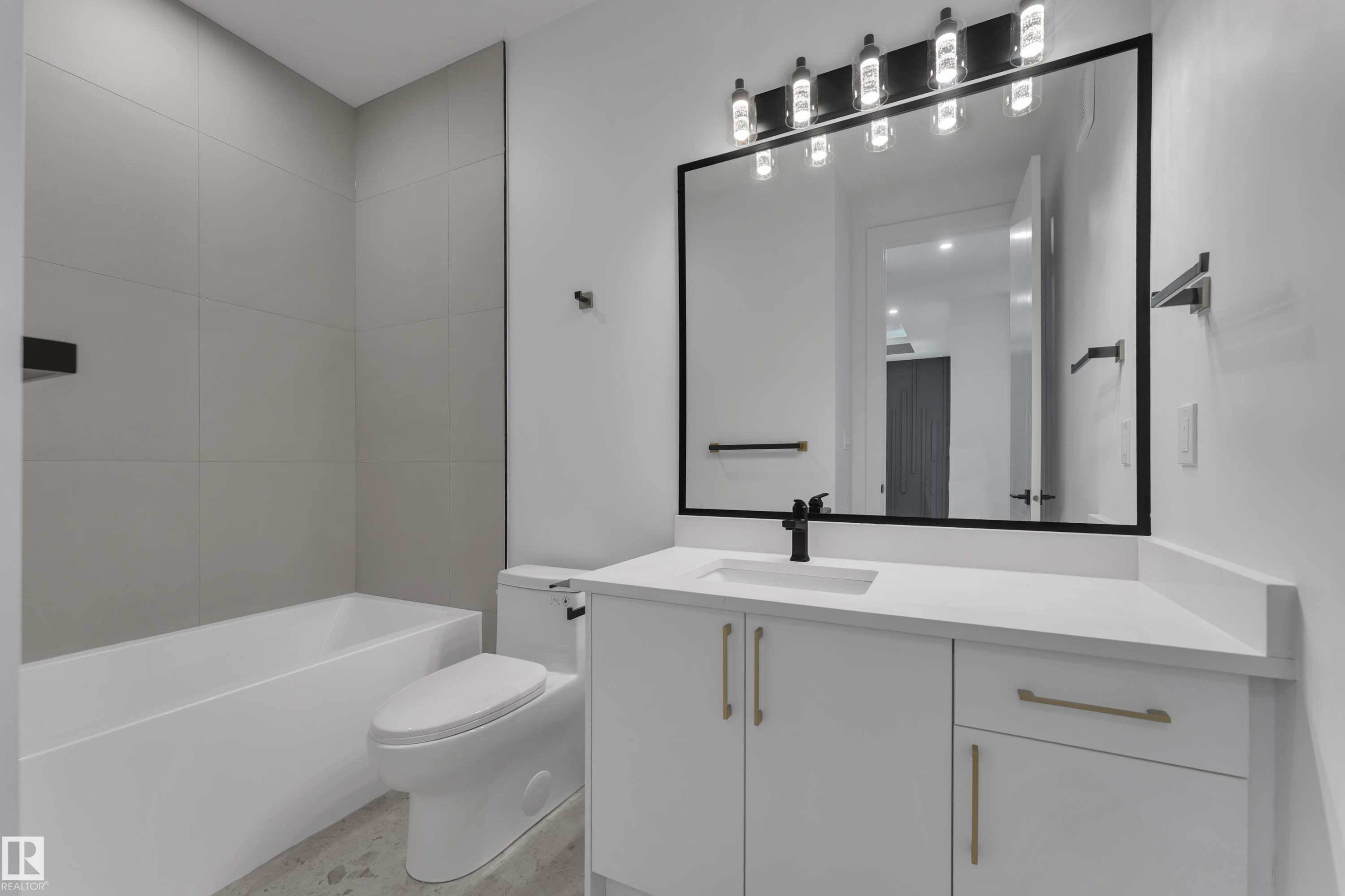 760 Astoria Way, Devon, AB - Indoor Photo Showing Bathroom