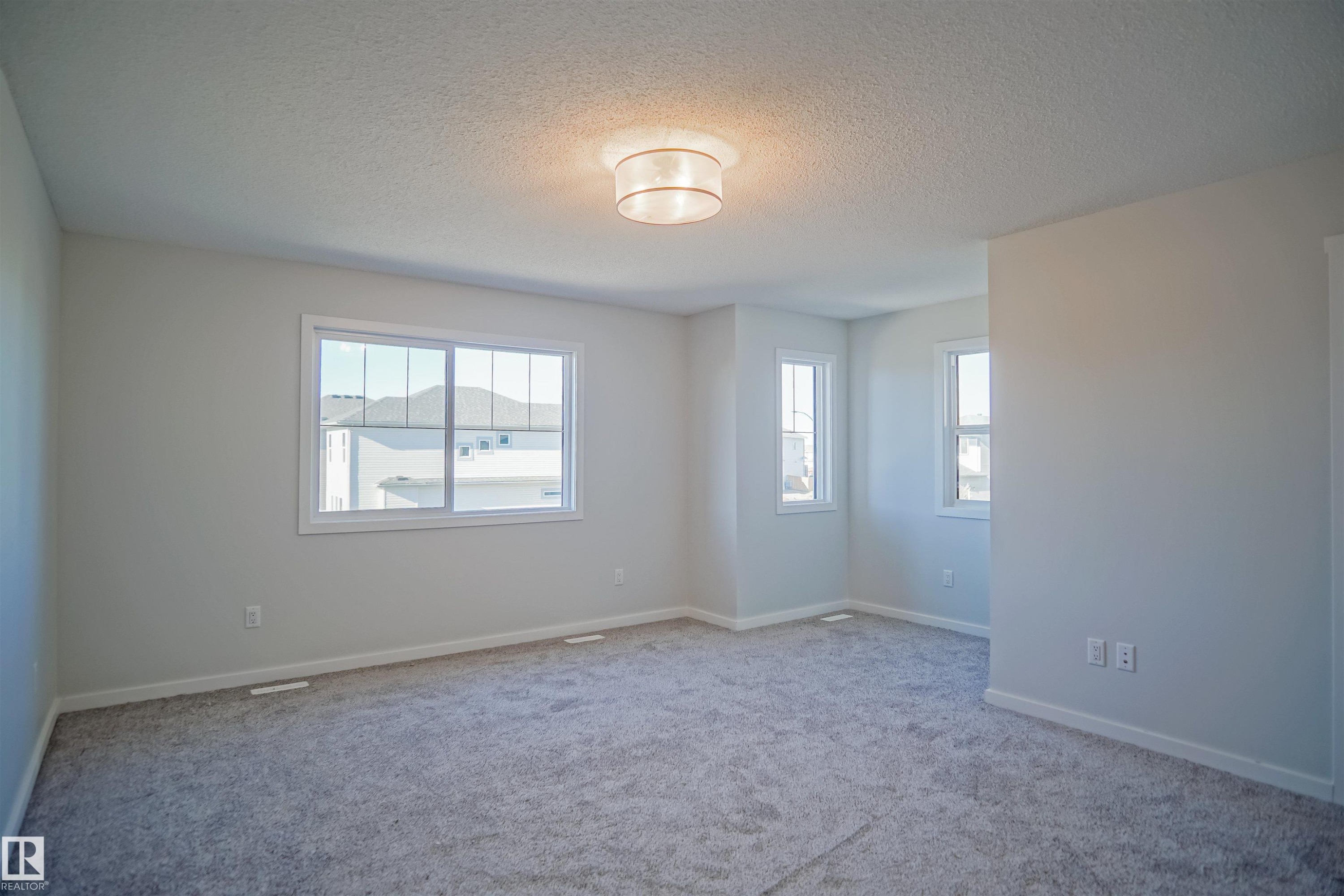 938 18 Avenue, Edmonton, AB - Indoor Photo Showing Other Room