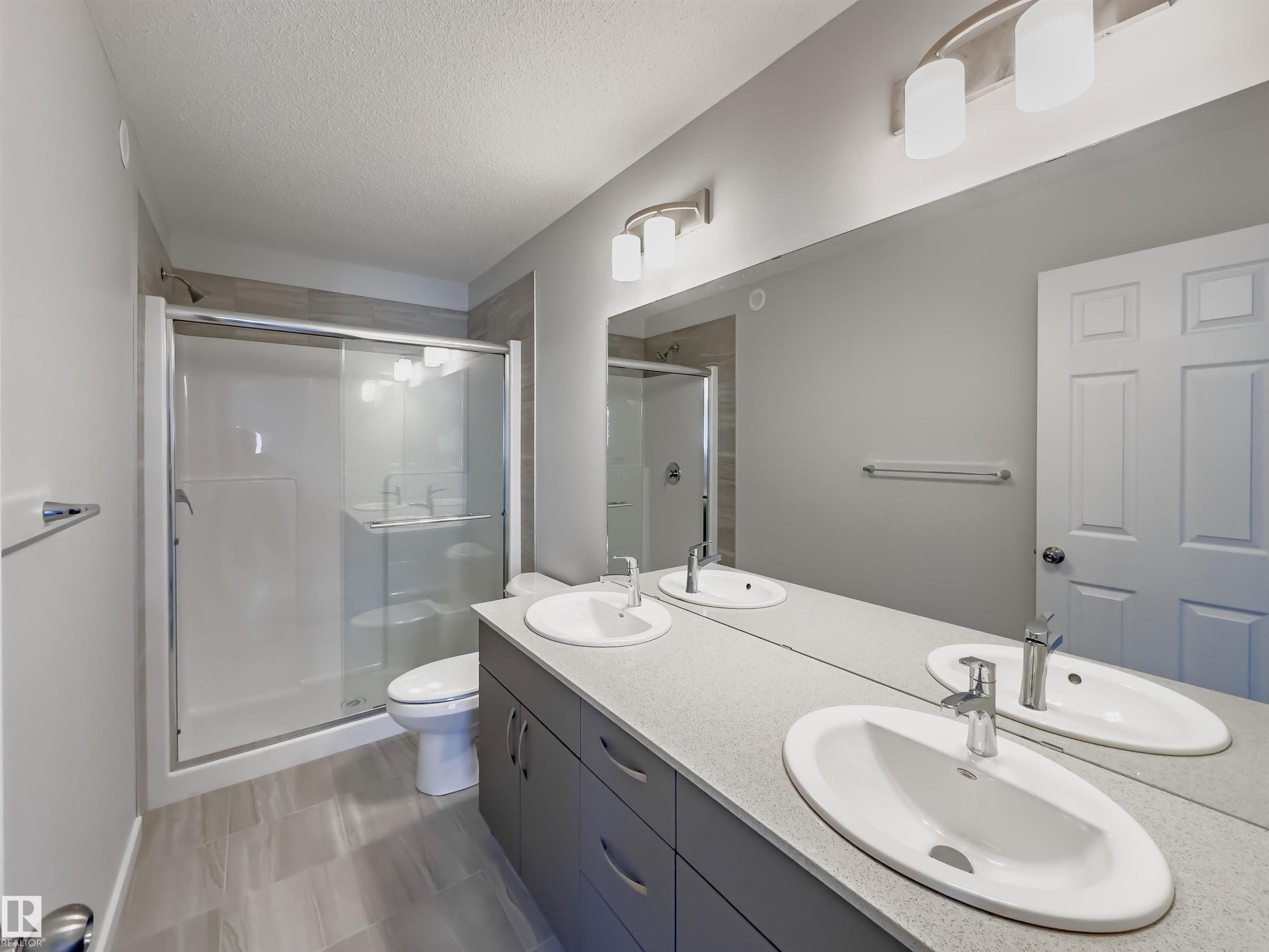 938 18 Avenue, Edmonton, AB - Indoor Photo Showing Bathroom
