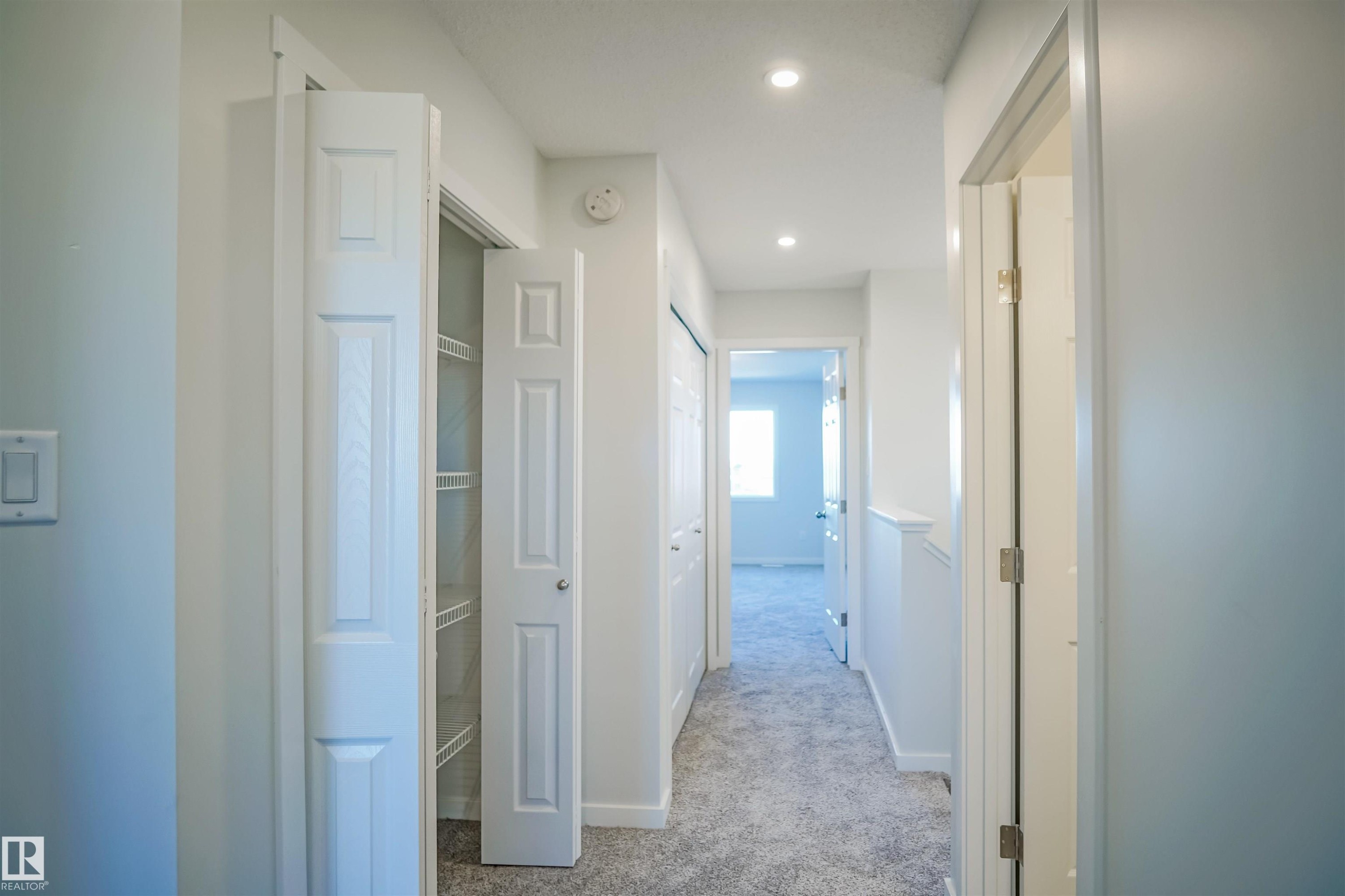 938 18 Avenue, Edmonton, AB - Indoor Photo Showing Other Room