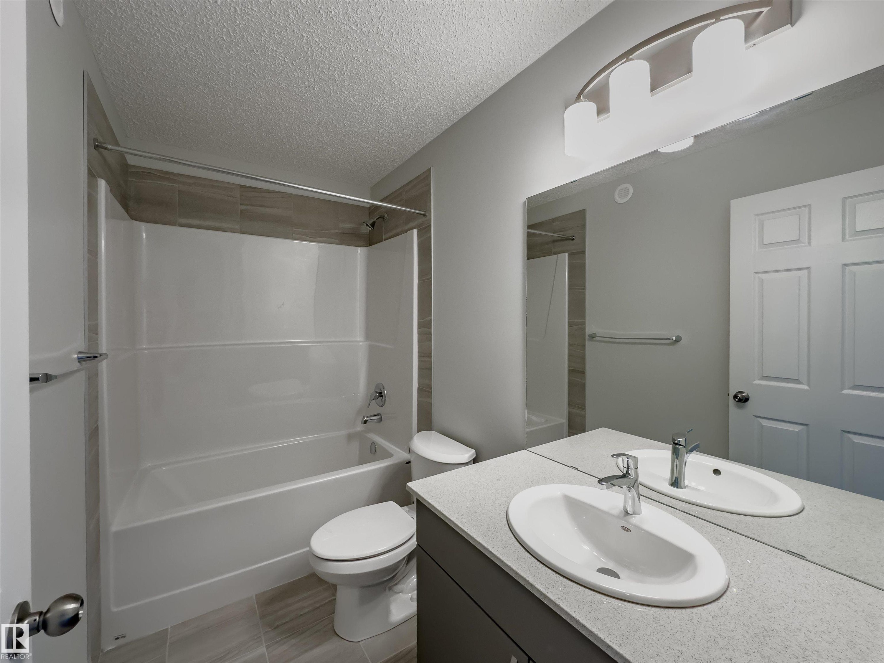 938 18 Avenue, Edmonton, AB - Indoor Photo Showing Bathroom