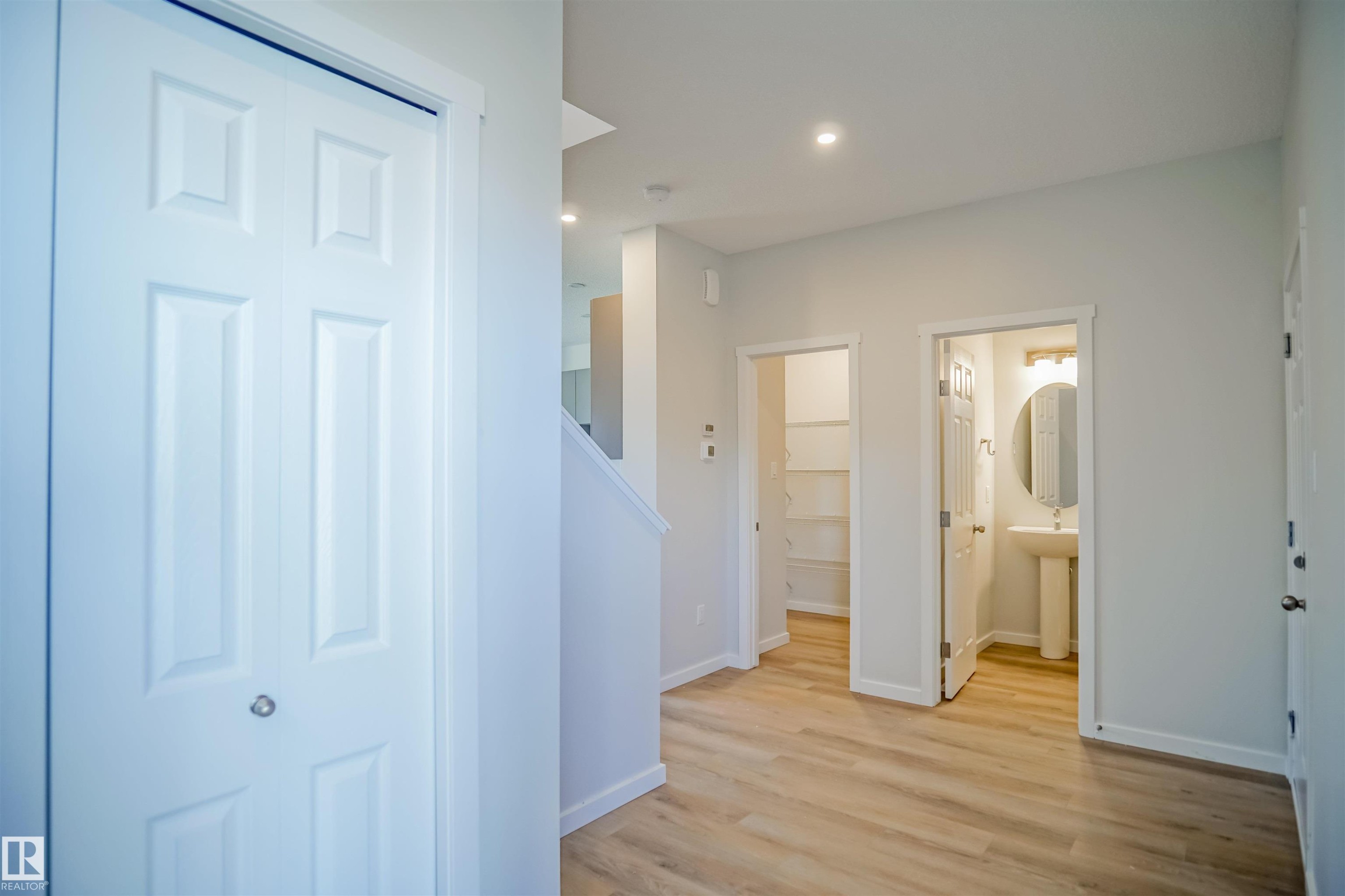 938 18 Avenue, Edmonton, AB - Indoor Photo Showing Other Room