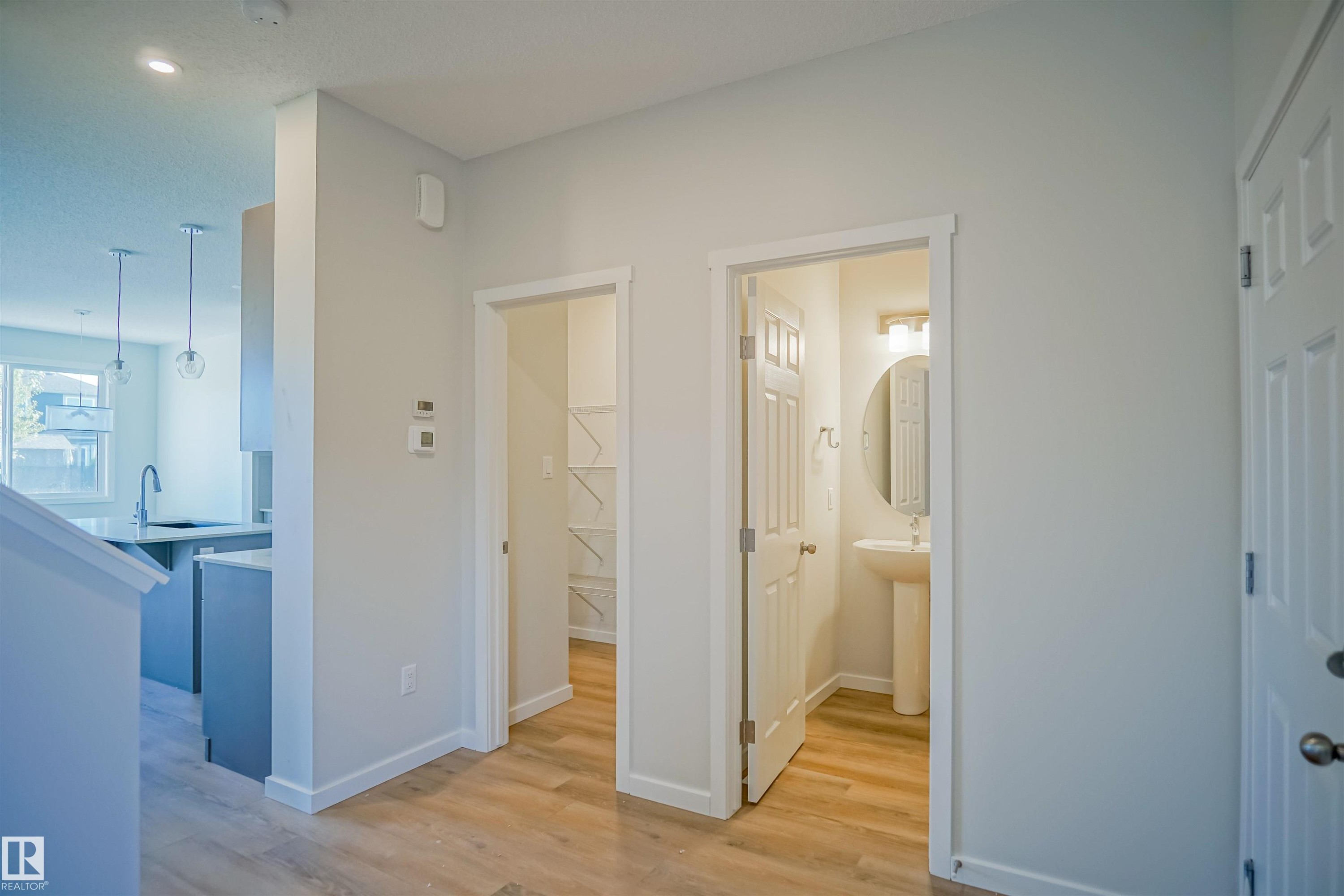 938 18 Avenue, Edmonton, AB - Indoor Photo Showing Other Room