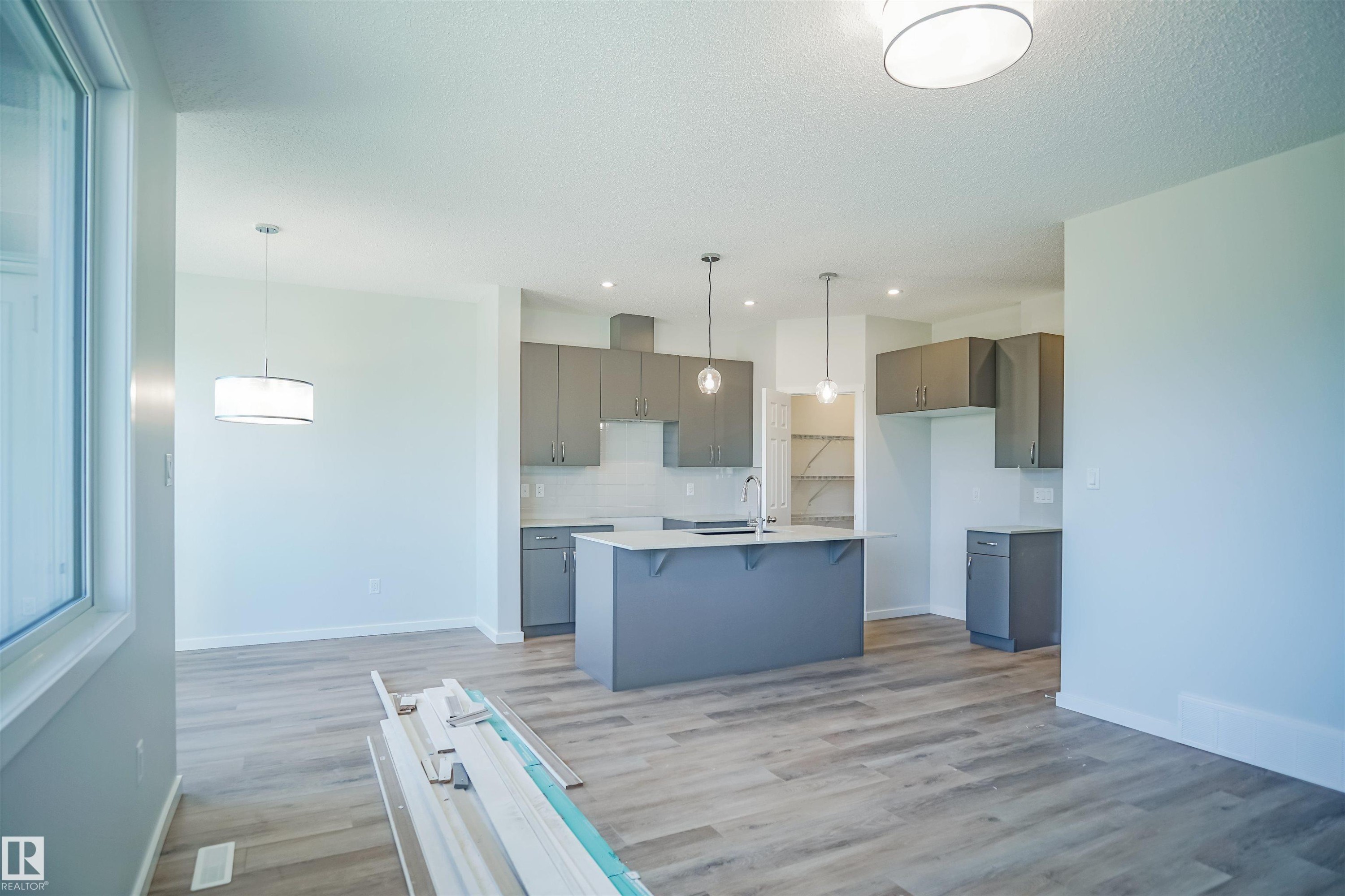 938 18 Avenue, Edmonton, AB - Indoor Photo Showing Kitchen