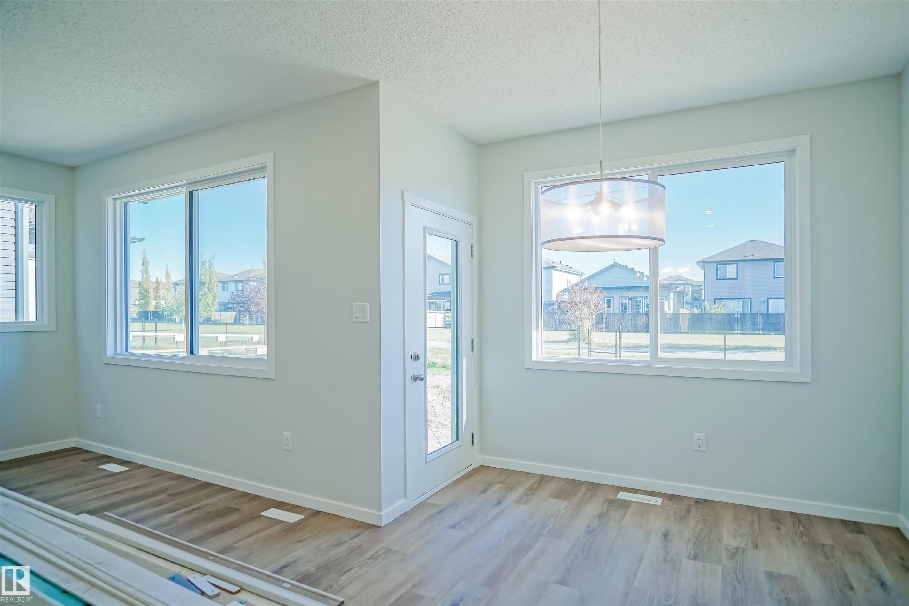 938 18 Avenue, Edmonton, AB - Indoor Photo Showing Other Room