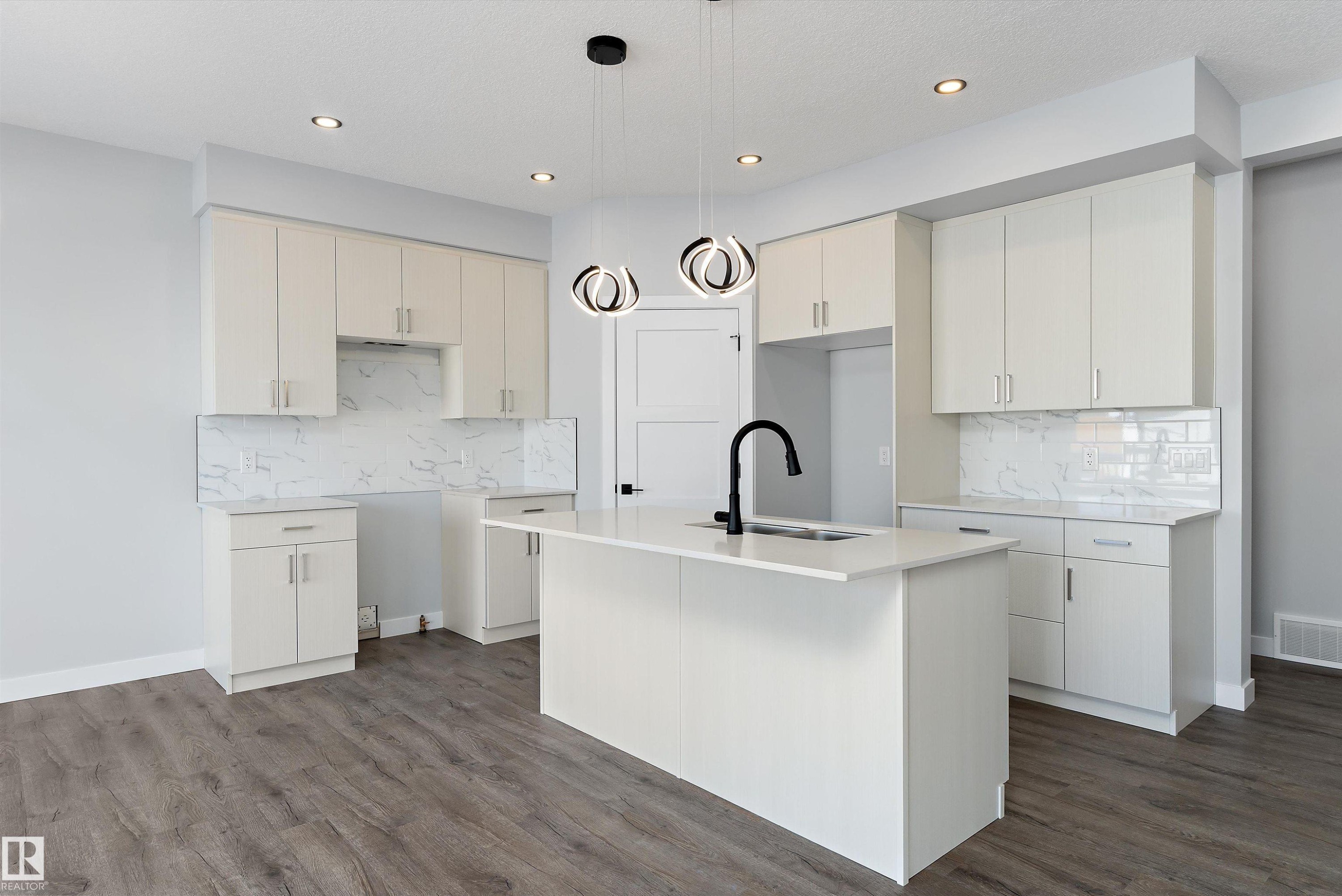 76 Maple Crescent, Gibbons, AB - Indoor Photo Showing Kitchen With Upgraded Kitchen