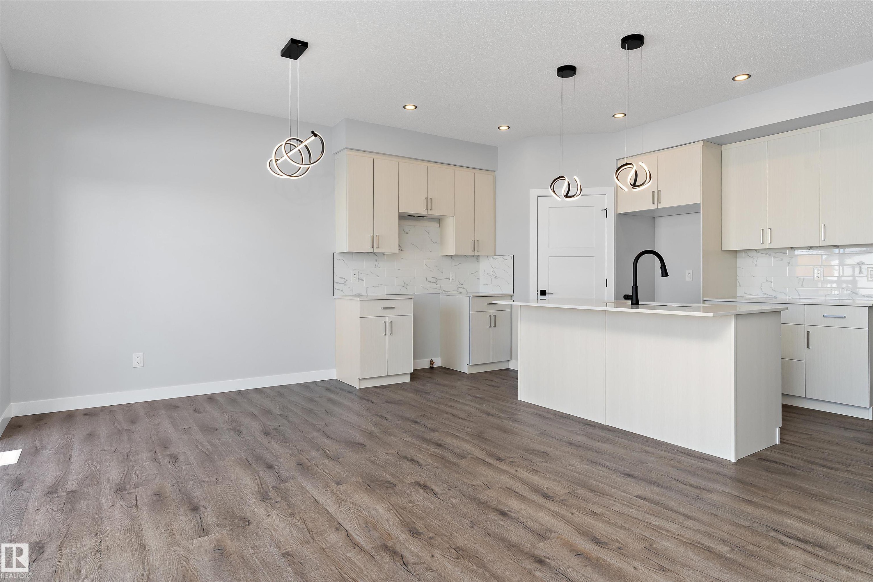 76 Maple Crescent, Gibbons, AB - Indoor Photo Showing Kitchen With Upgraded Kitchen