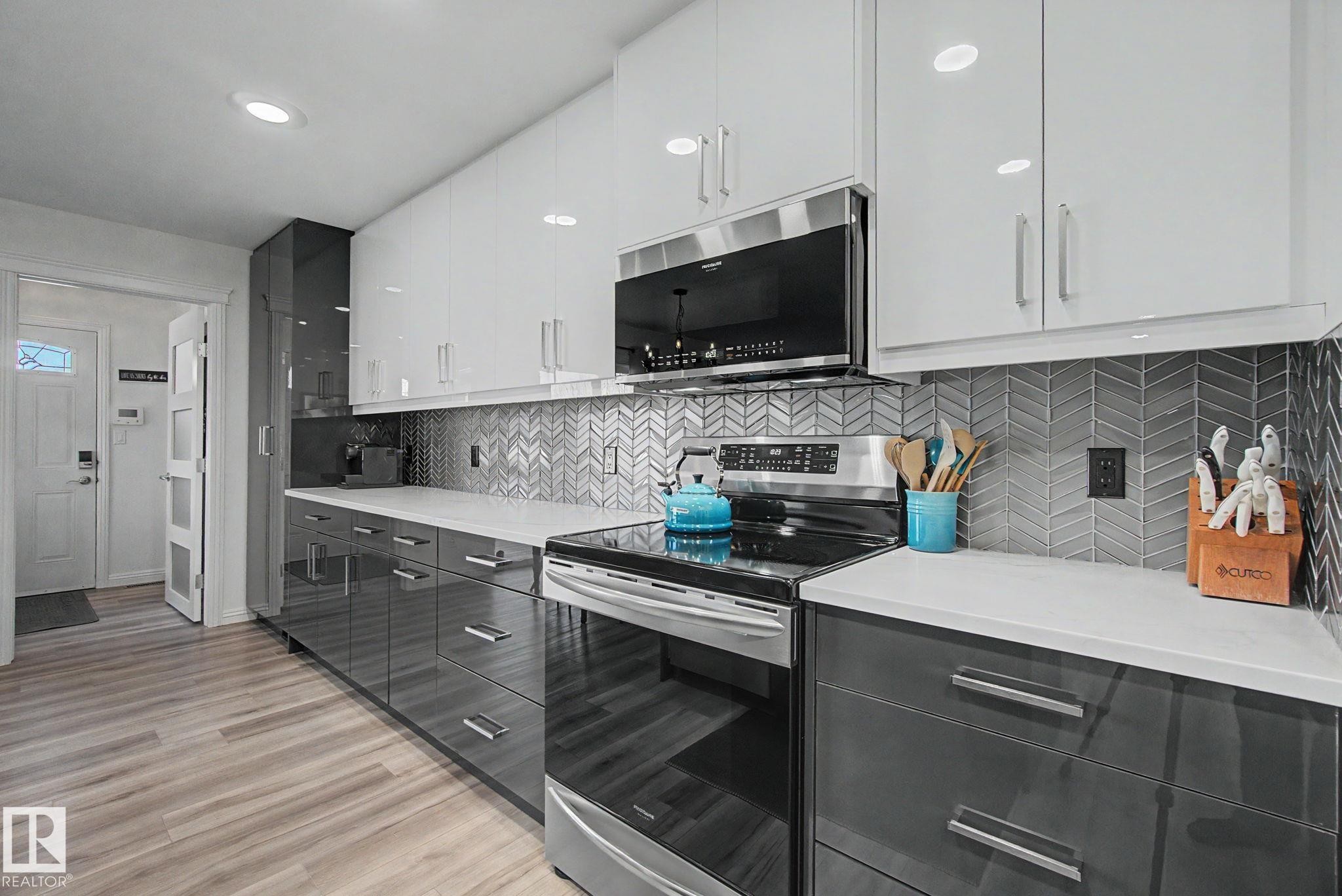 1850 Towne Centre Boulevard, Edmonton, AB - Indoor Photo Showing Kitchen With Upgraded Kitchen