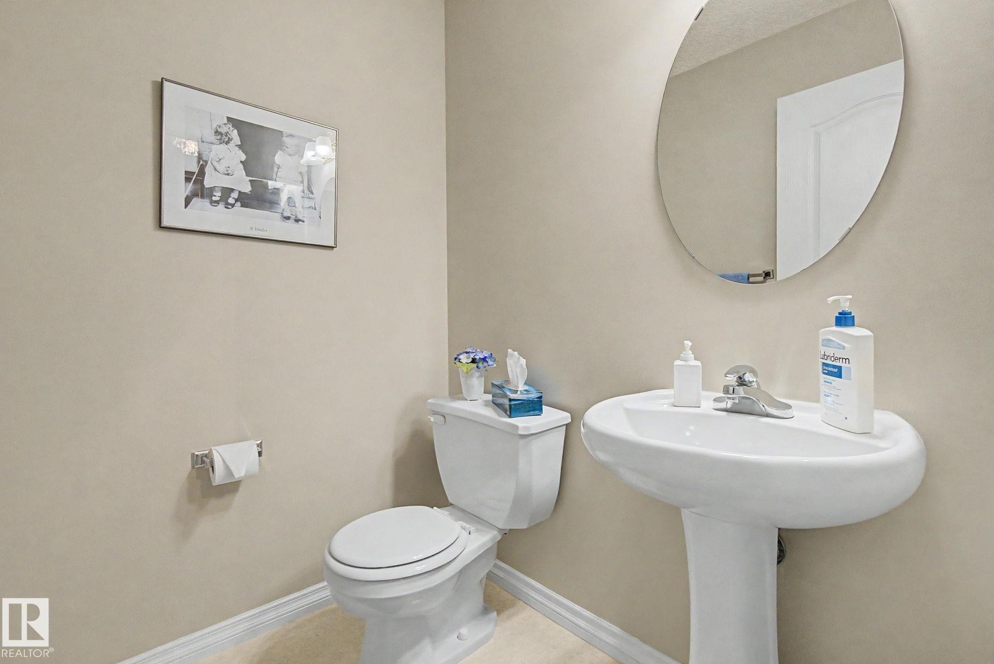 11732 10 Avenue Nw, Edmonton, AB - Indoor Photo Showing Bathroom