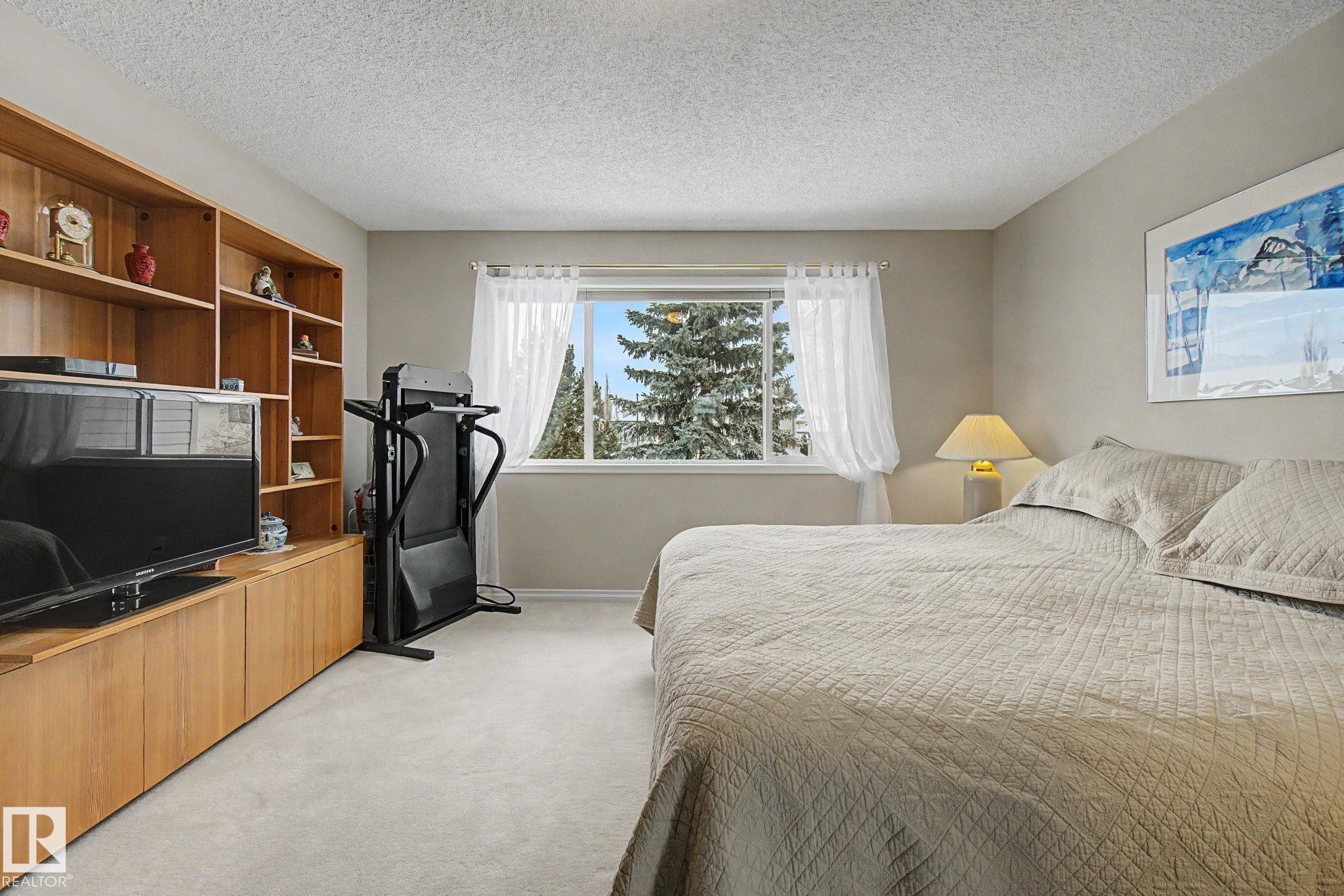 11732 10 Avenue Nw, Edmonton, AB - Indoor Photo Showing Bedroom