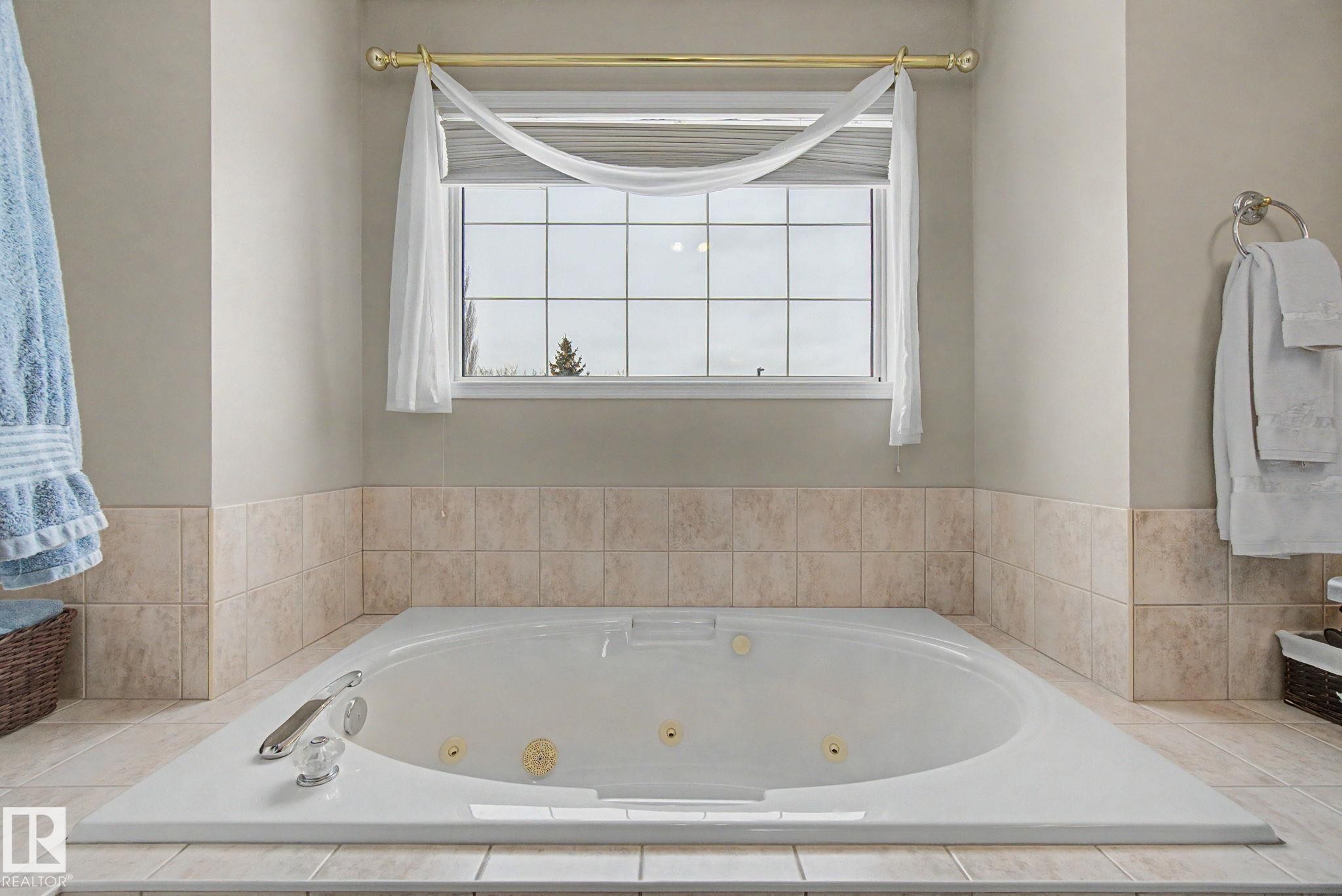 11732 10 Avenue Nw, Edmonton, AB - Indoor Photo Showing Bathroom