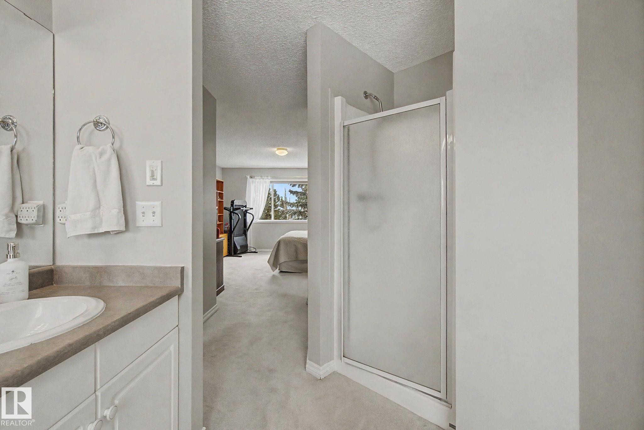 11732 10 Avenue Nw, Edmonton, AB - Indoor Photo Showing Bathroom