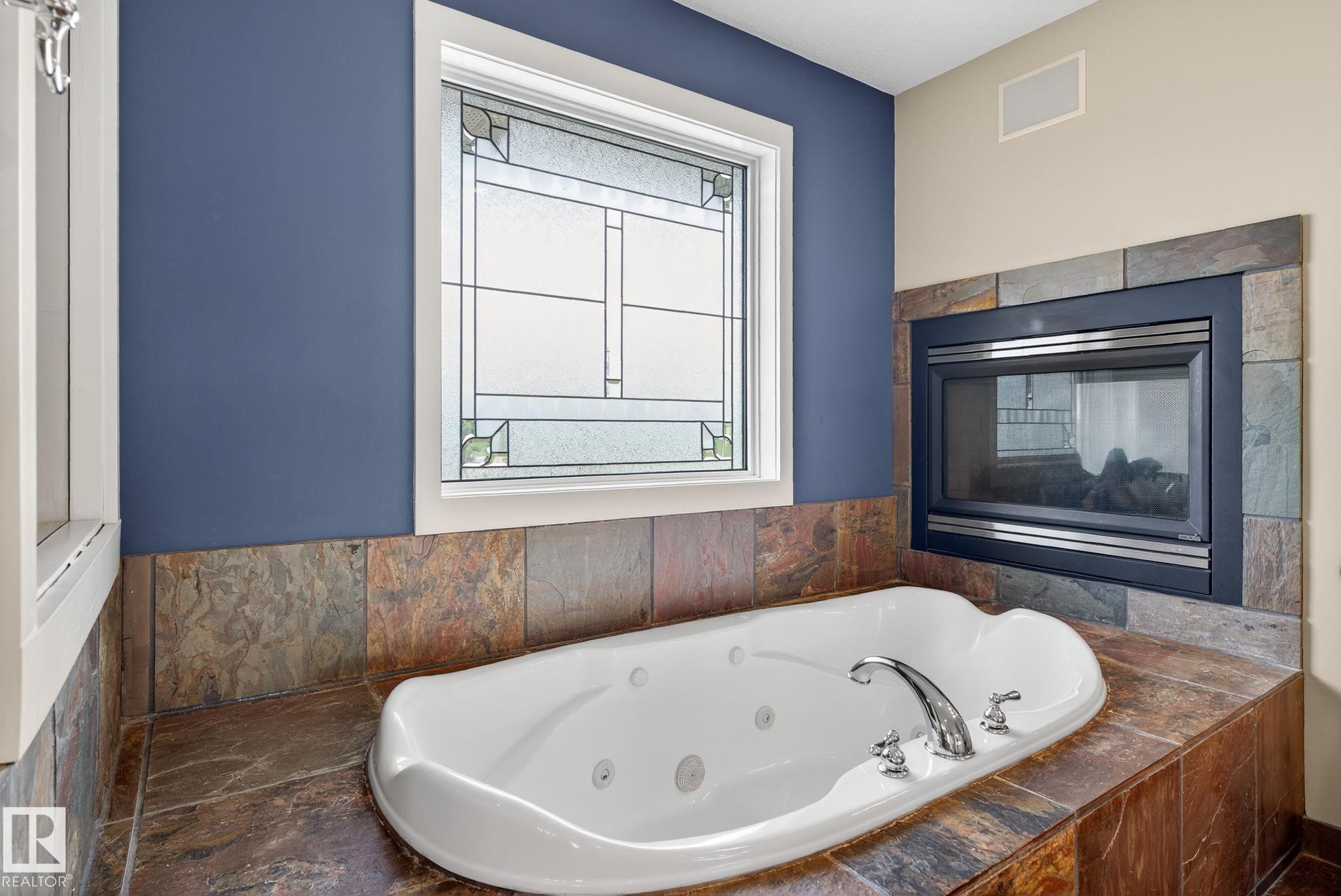 15860 41 Avenue, Edmonton, AB - Indoor Photo Showing Bathroom